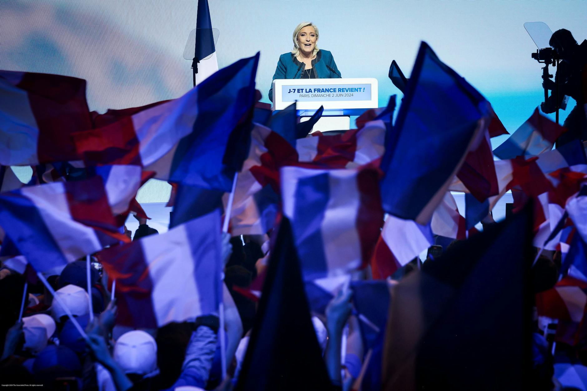 Den Élysée-Palast fest im Blick: Marine Le Pen gibt sich siegessicher für 2027.