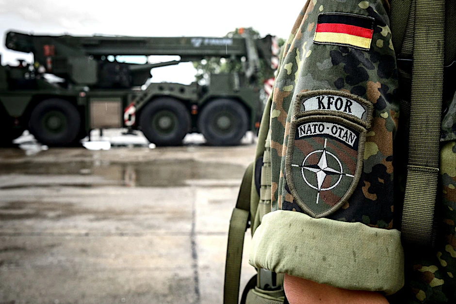 ARCHIV - Bundeswehrsoldatin der deutschen Kfor im kosovarischen Prizren.  