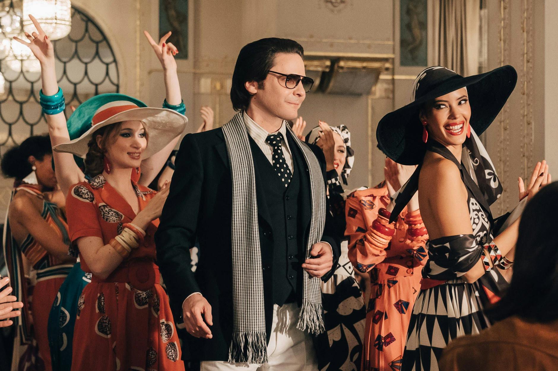 Endlich ein bisschen Mode: Zu Beginn handelt die Serie vor allem von der Liebe.