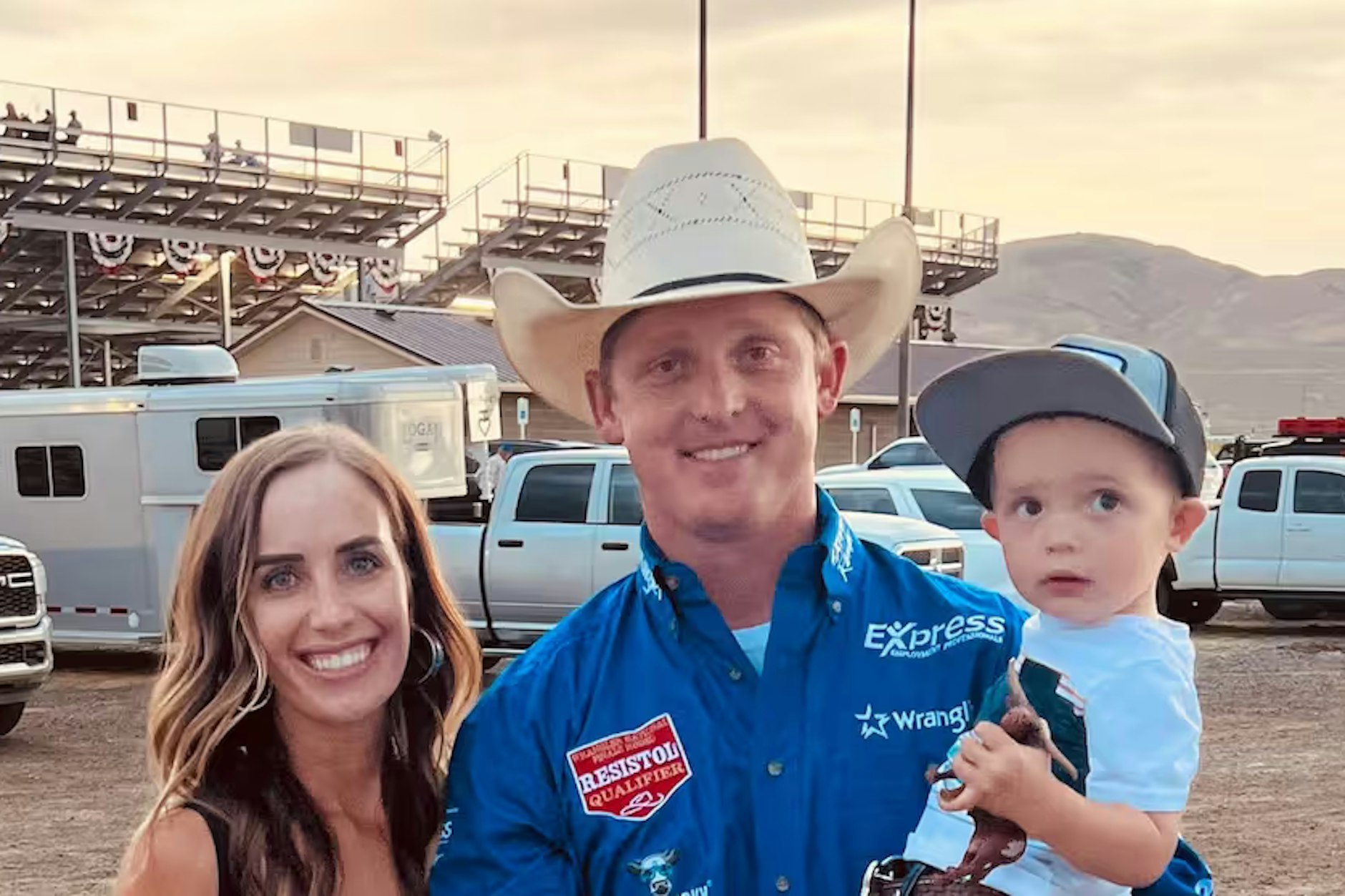 Kallie Wright mit ihrem Mann, Rodeo-Star Spencer Wright, und ihrem kleinen Sohn Levi.