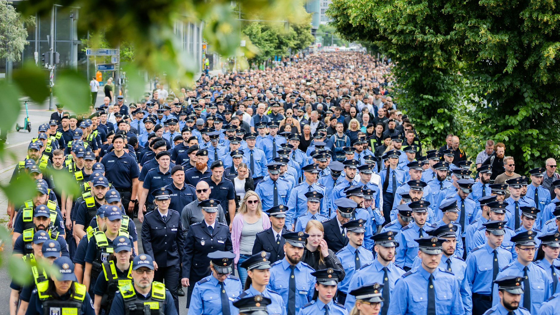 Berlin: Polizisten beim Schweigemarsch der „Blaulichtfamilie“ von der Deutschen Polizeigewerkschaft (DPolG) und der Gewerkschaft der Polizei (GdP) in Gedenken an den von einem Afghanen ermordeten Polizisten Rouven Laur teil.
