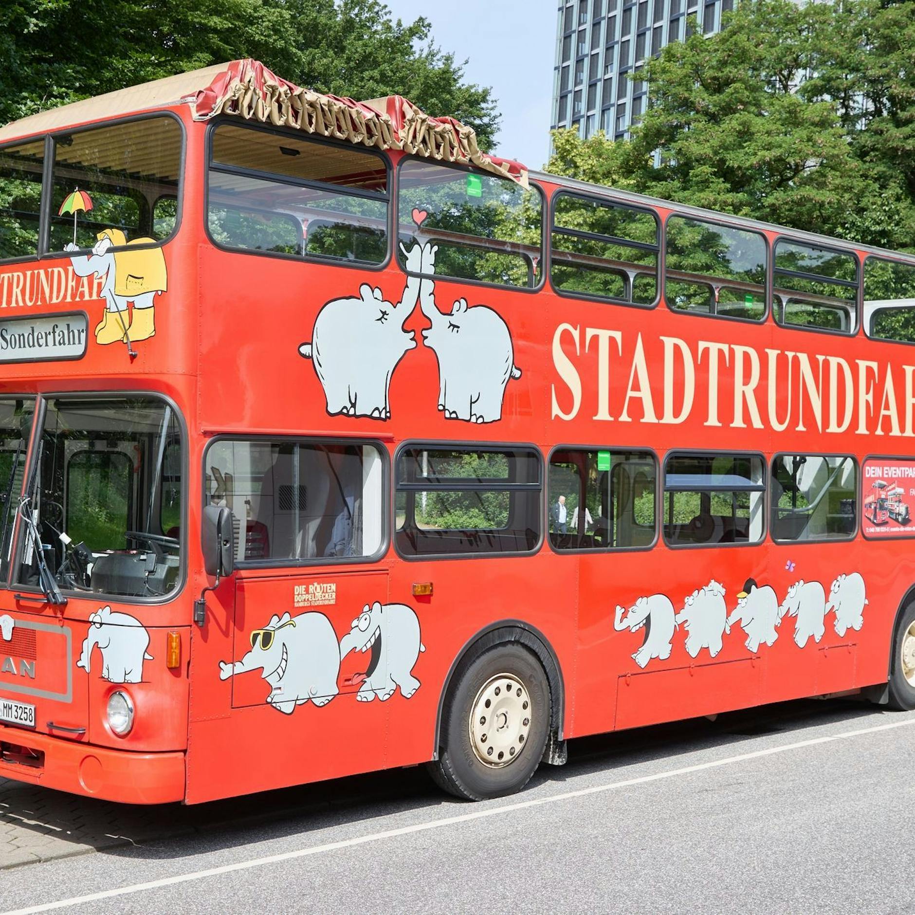 Image - Otto Waalkes' Ottifanten nun auf Doppeldeckerbus in Hamburg