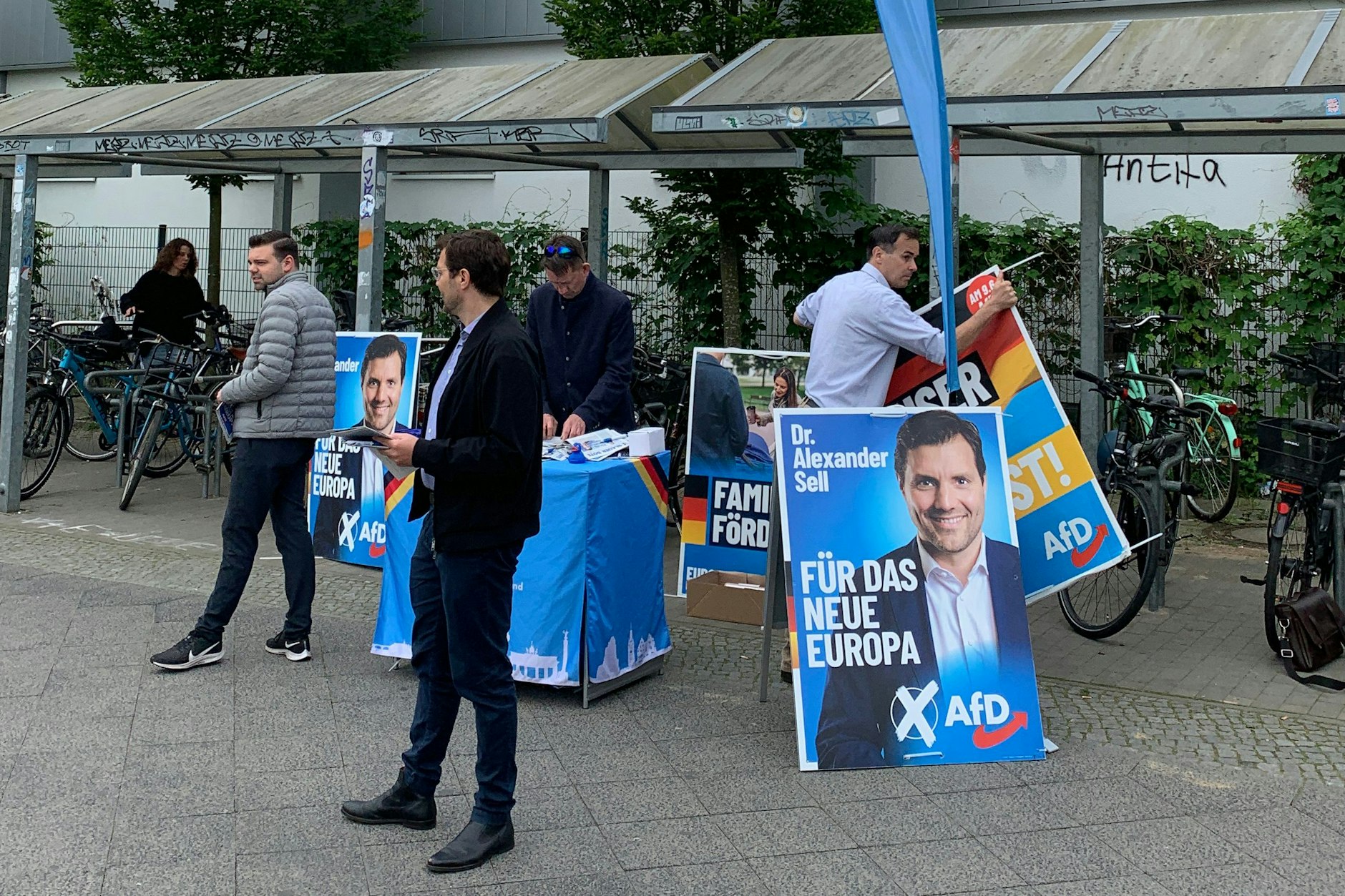 Berlin-Pankow, S-Bahnhof Karow: Die AfD macht Wahlkampf.