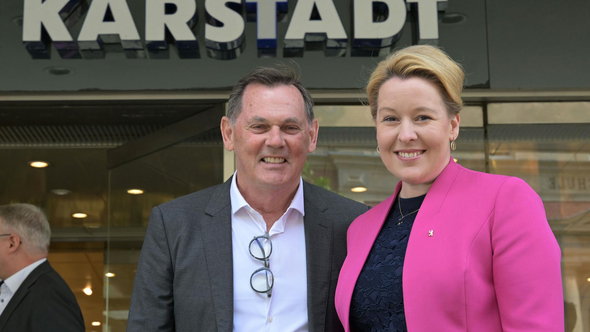 Die Berliner Wirtschaftssenatorin Franziska Giffey (SPD) mit Bernd Beetz, dem neuen Investor der Kaufhauskette, vor Karstadt in Berlin-Spandau.