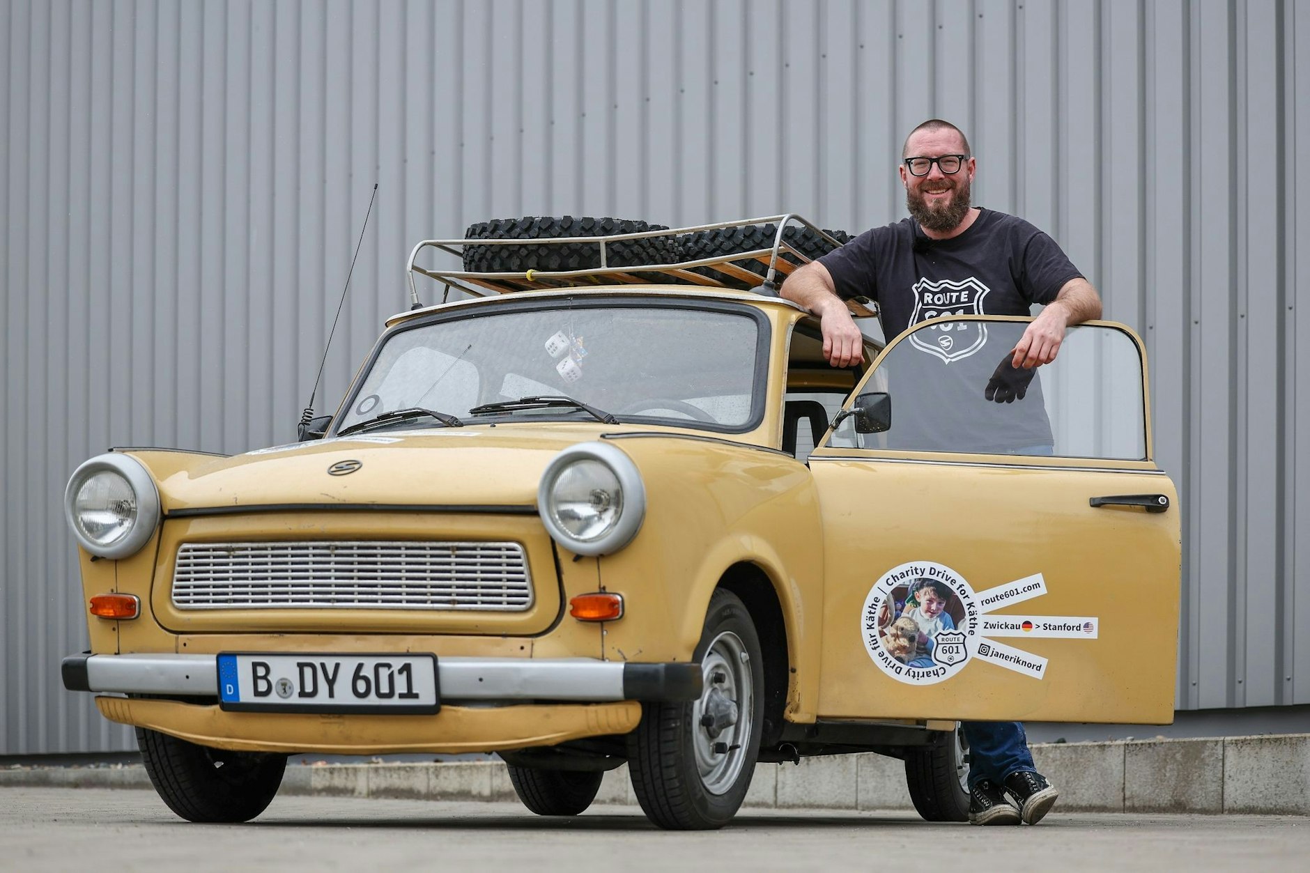 Der Berliner Jan-Erik Nord mit seinem Trabant 601, bevor er in die USA eingeschifft wurde.