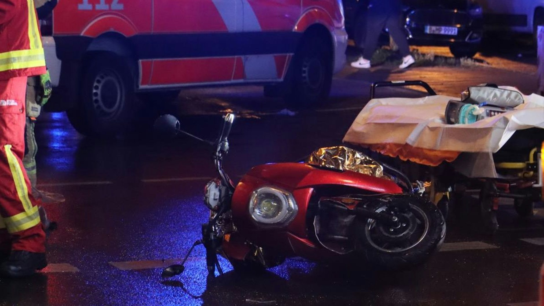Der Rollerfahrer wurde beim Sturz schwer verletzt.
