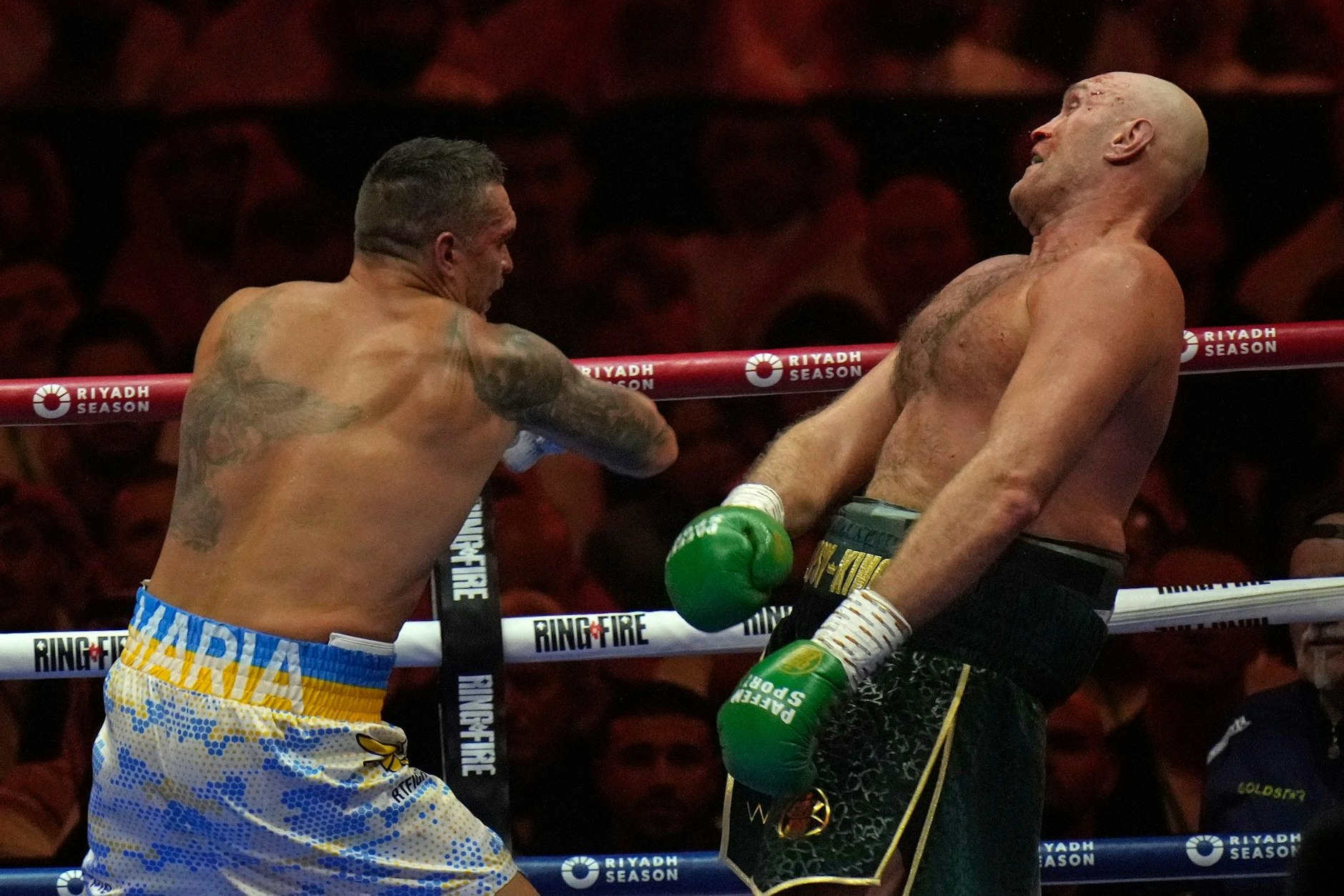 Der Ukrainer Oleksandr Usyk (l) brachte den Briten Tyson Fury in der neunten Runde an den Rand eines Knockouts.  