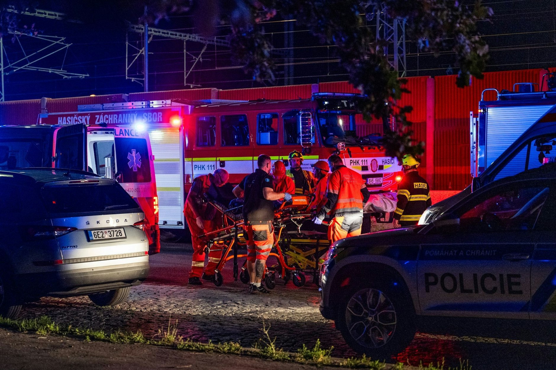 Im tschechischen Pardubice ist ein voll besetzter Personenzug mit einem Güterzug zusammengestoßen. Bei dem tragischen Unfall in der Nacht gab es mehrere Tote und Verletzte.  
