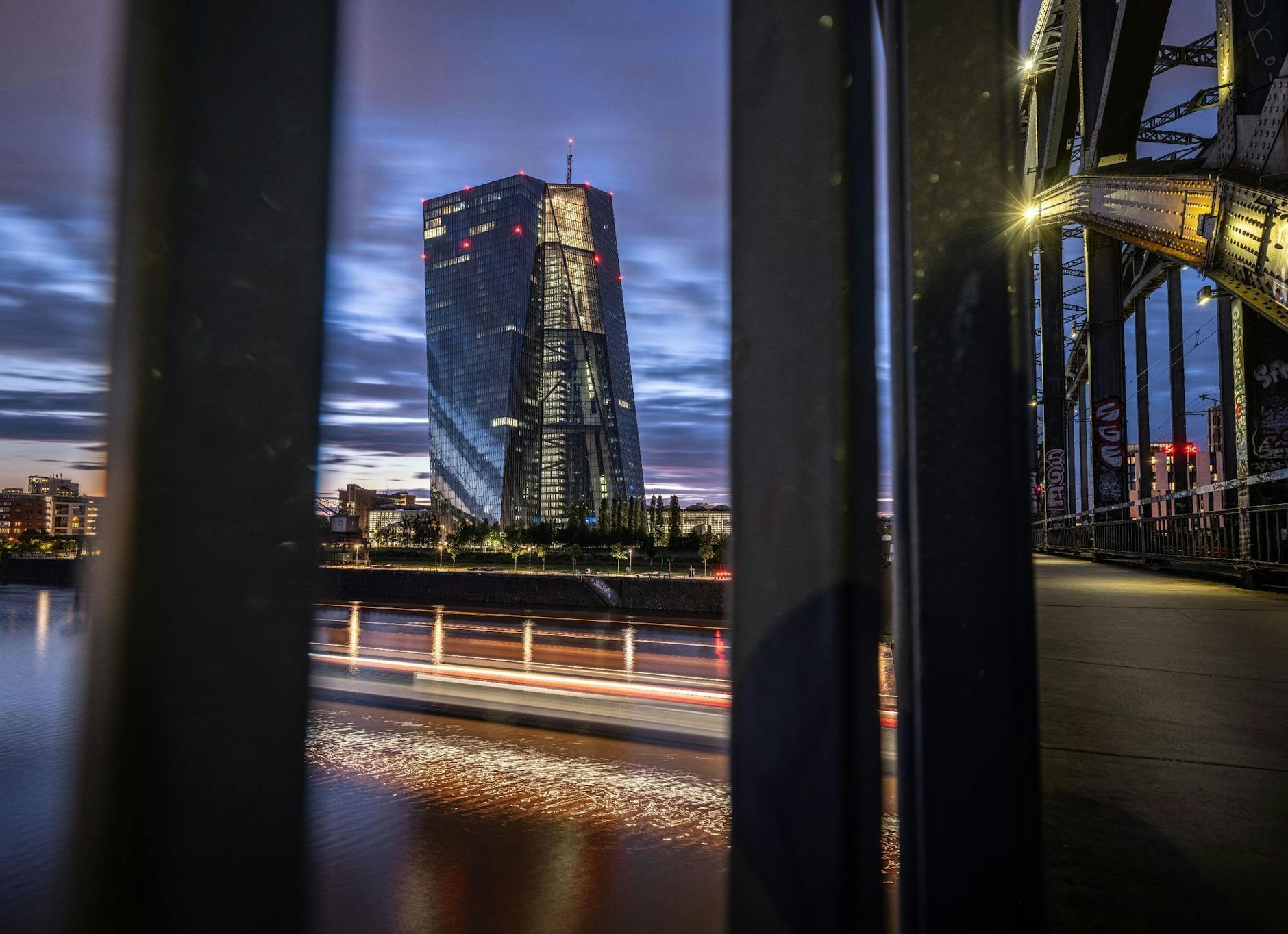 Hier brennt noch Licht: Die Europäische Zentralbank in Frankfurt sorgt dafür, dass die Preise im Euroraum stabil bleiben - wohl auch noch nach Feierabend.