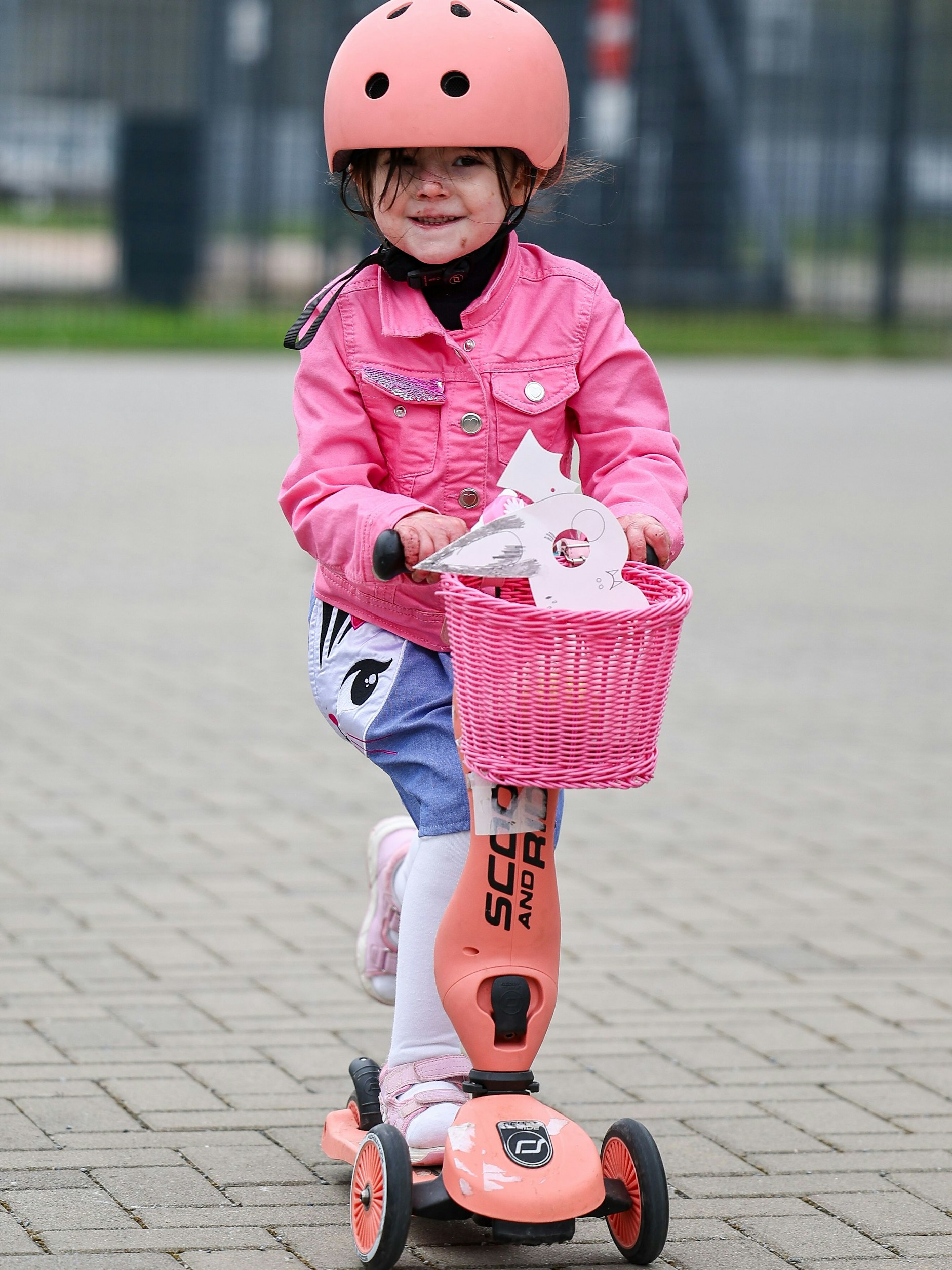 Die an der sehr seltenen Schmetterlingskrankheit erkrankte Käthe fährt mit dem Roller.