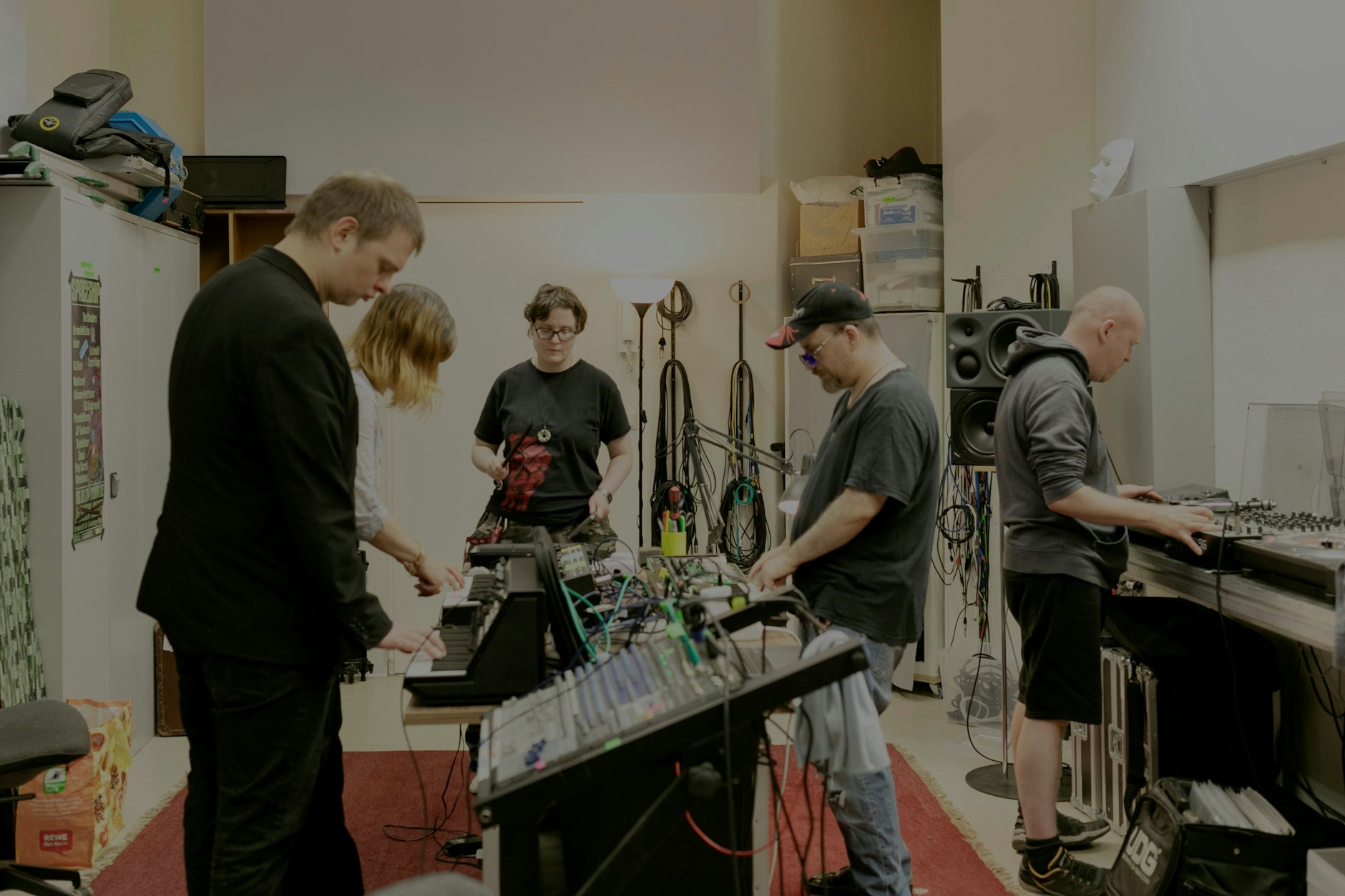 Vorbereitungen auf das Festival: Anton Garber, Gina D'Orio, Melanie Tabbert alias Wolke 7, Benny Schüler alias Schrunzel und Werner Soyeaux in einem Berliner Proberaum.&nbsp;