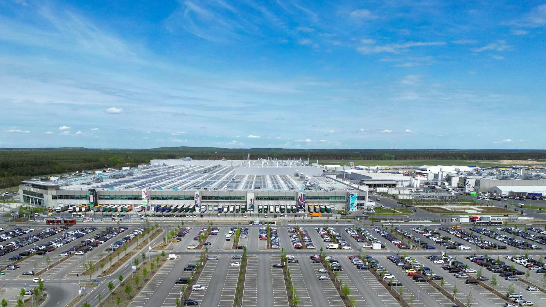 Der Parkplatz vor dem Haupteingang zum Tesla-Werk. 
