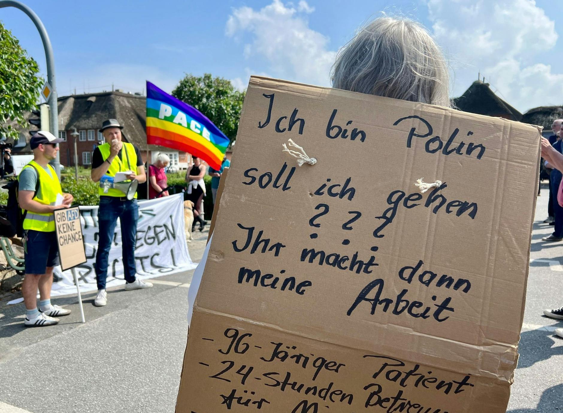 ARCHIV - «Ich bin Polin, soll ich gehen ??? Ihr macht dann meine Arbeit»:
Eine Frau während einer Mahnwache gegen rechts in Kampen.