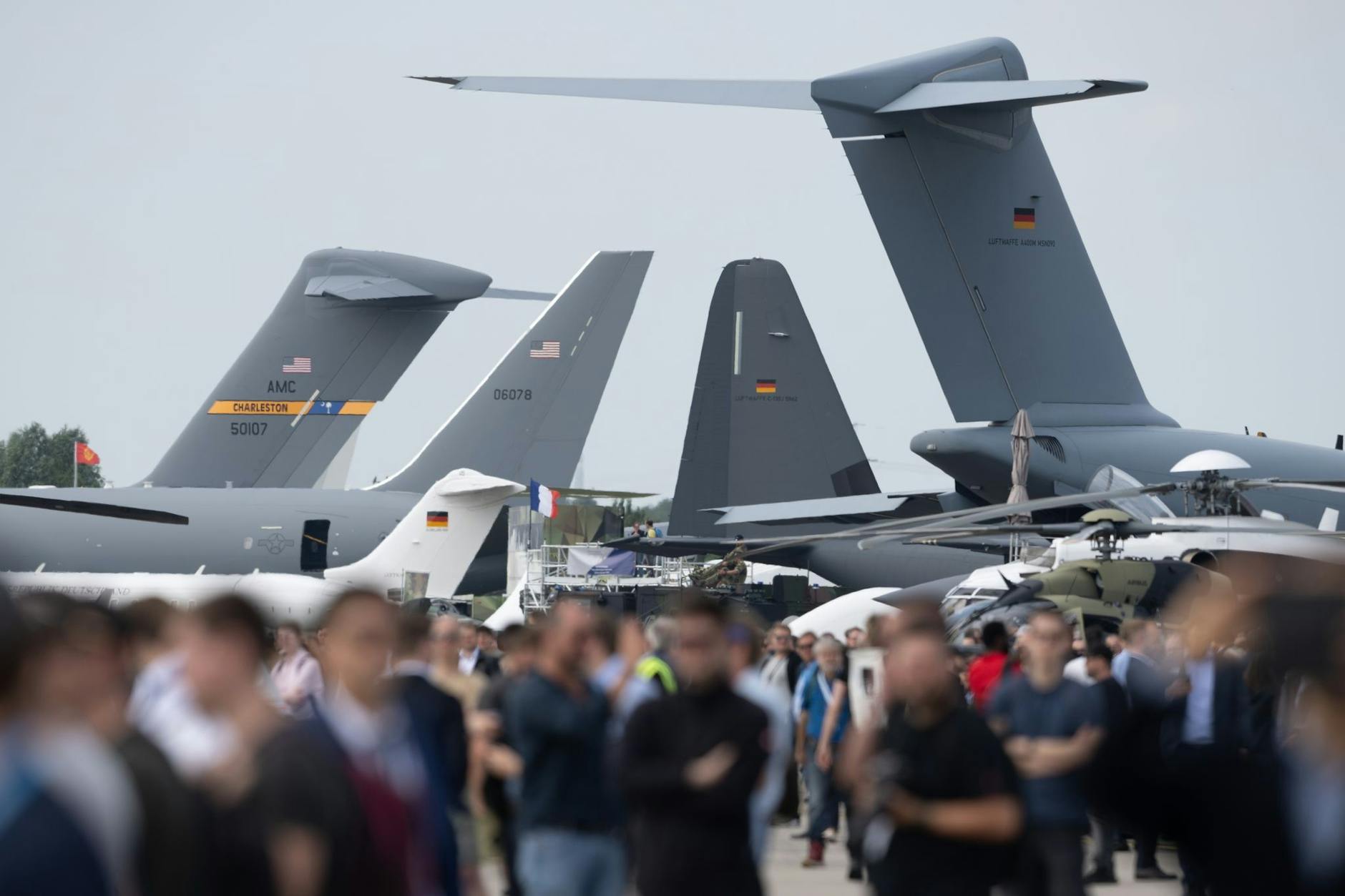Gewusel zwischen Militärflugzeugen: 600 Aussteller aus 30 Ländern präsentieren sich auf der Internationalen Luft- und Raumfahrtausstellung auf dem Gelände des Hauptstadtflughafens BER. Zunächst nur geöffnet für Fachpublikum, können am Samstag und Sonntag alle Interessierten die Messe besuchen.