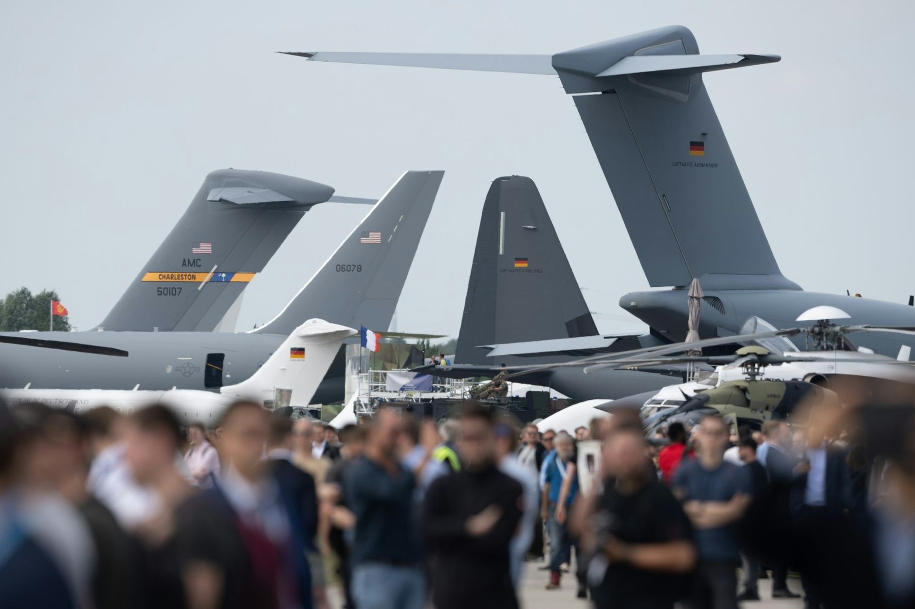 Gewusel zwischen Militärflugzeugen: 600 Aussteller aus 30 Ländern präsentieren sich auf der Internationalen Luft- und Raumfahrtausstellung auf dem Gelände des Hauptstadtflughafens BER. Zunächst nur geöffnet für Fachpublikum, können am Samstag und Sonntag alle Interessierten die Messe besuchen.  