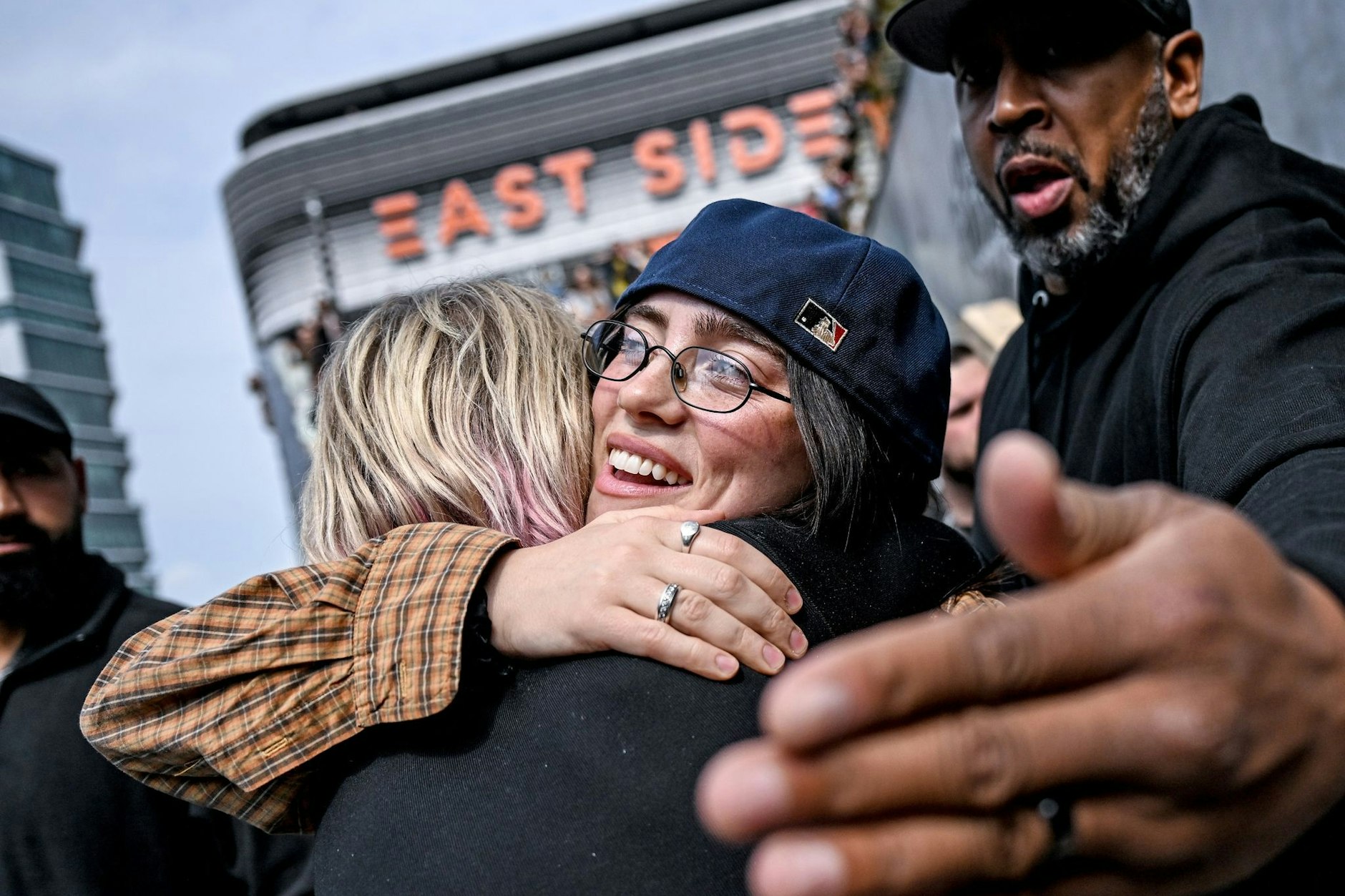 Sängerin Billie Eilish umarmt einen Fan an der East Side Mall in Berlin.&nbsp;&nbsp;