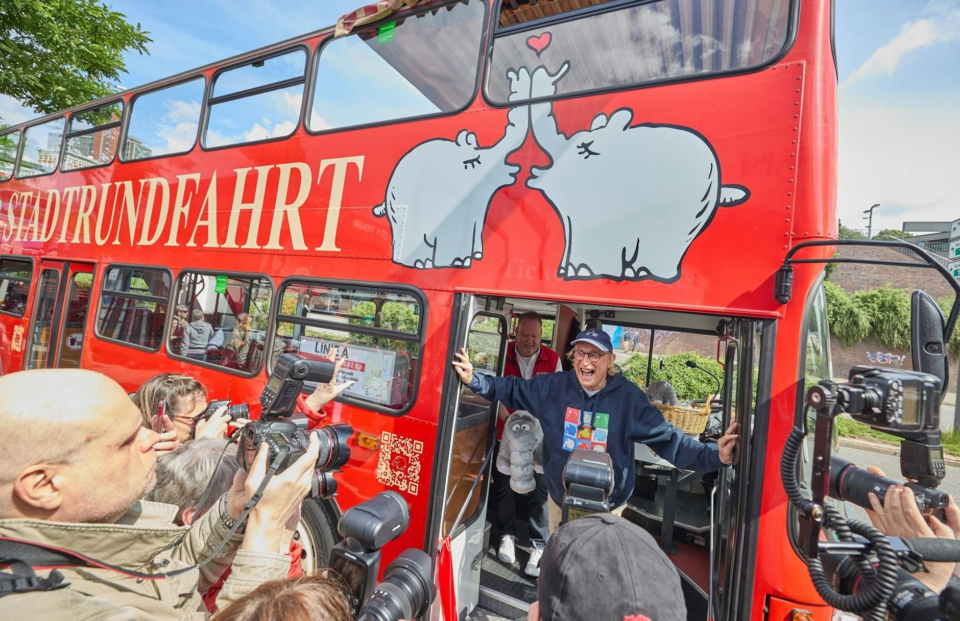 dpatopbilder - Seit den Siebzigern auf Schallplatten, nun drehen sie auch Runden durch Hamburg: Ottifanten in verschiedenen Motiven schmücken nun Doppeldeckerbusse für Touristen. Ihr Schöpfer, der Komiker und Zeichner Otto Waalkes, weiht einen der Busse ein.  