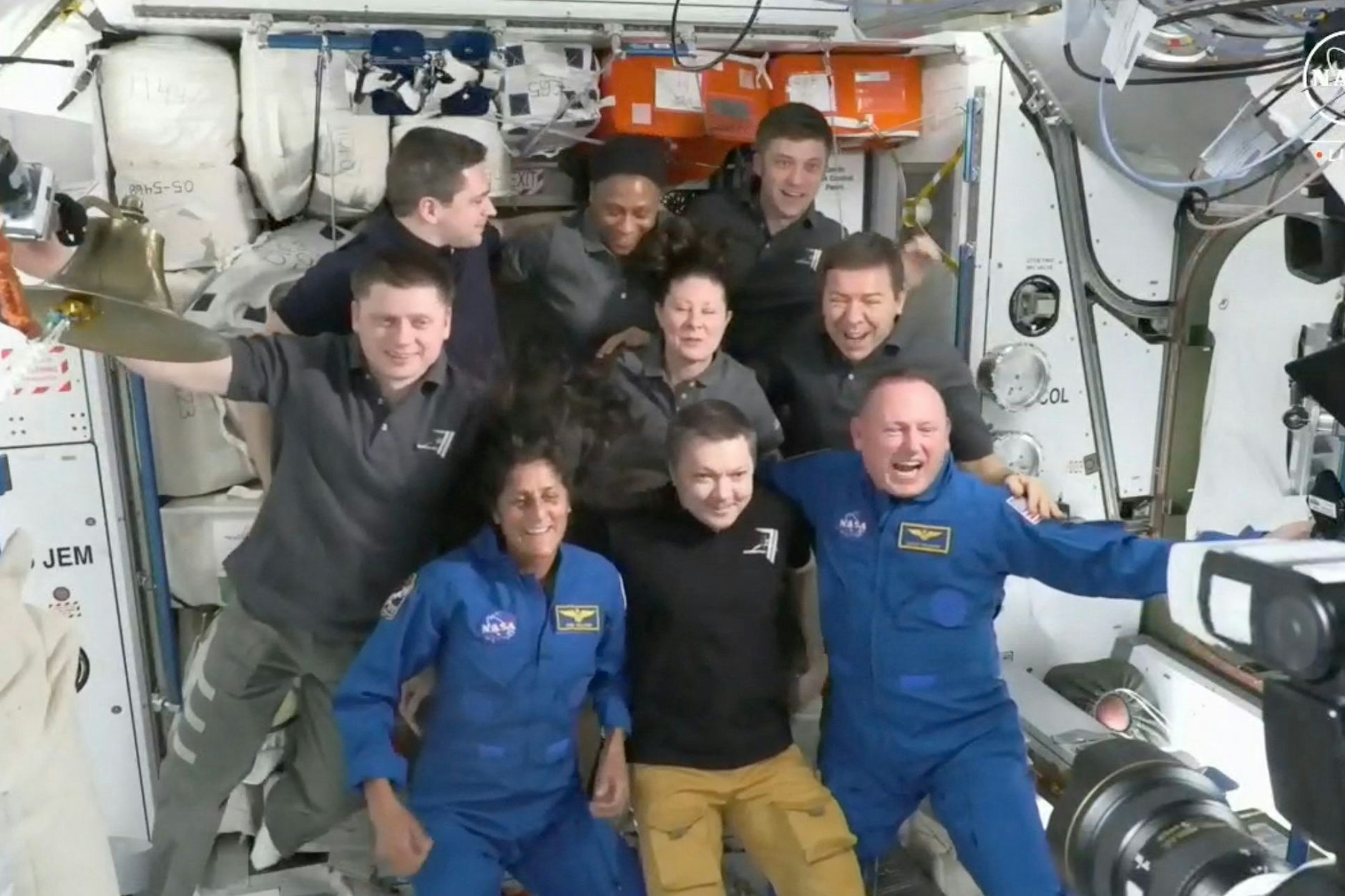 Suni Williams (vorn links) and Butch Wilmore (vorn rechts) mit der ISS-Crew