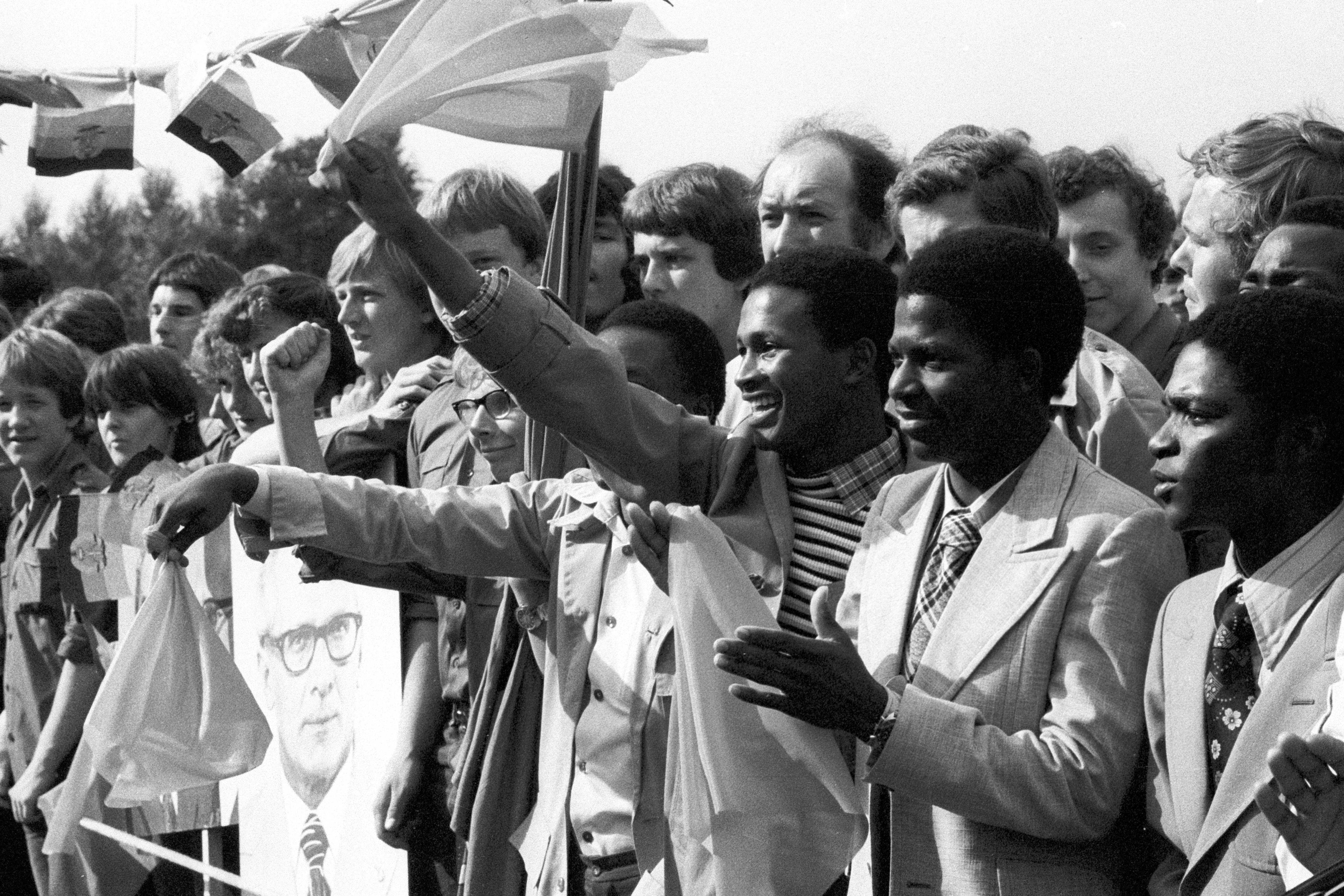 Mosambikaner stehen Spalier anlässlich des Staatsbesuches ihres Präsidenten Samora Moises Machel in der DDR, 1980.
