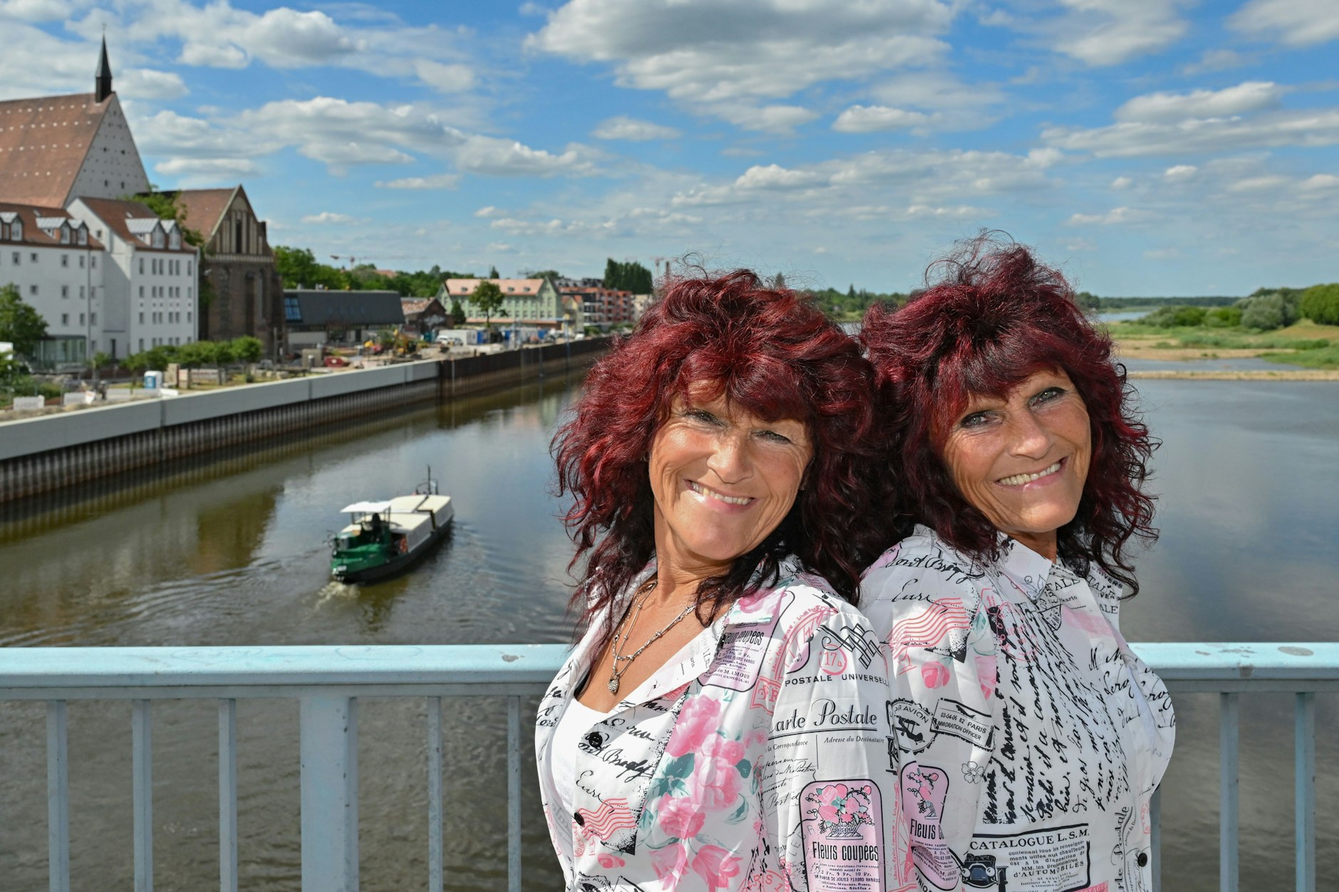 Die aus dem Fernsehen bekannten Zwillinge aus Frankfurt (Oder), Heidi Kapuste (l) und Heike Guderian stehen auf der Stadtbrücke an der Oder.