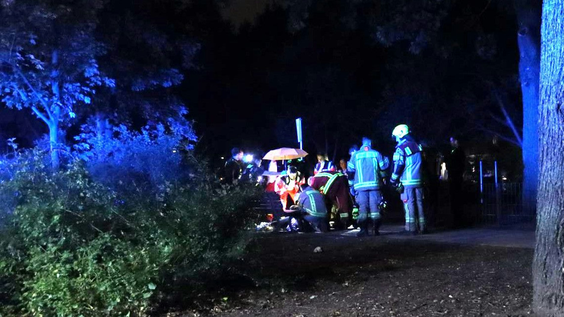 Rettungskräfte versorgen die Verletzte.