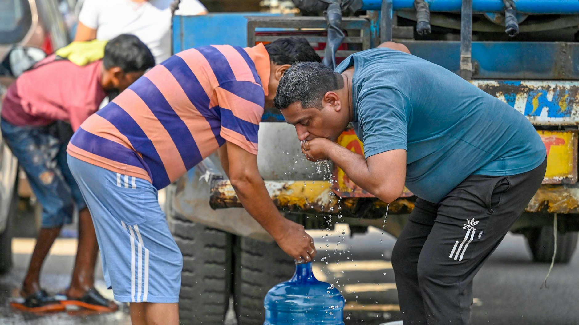 Hitzewelle in Indien. Wasser ist Grundnahrungsmittel. Zum Geschäftemachen taugt es allemal.&nbsp;