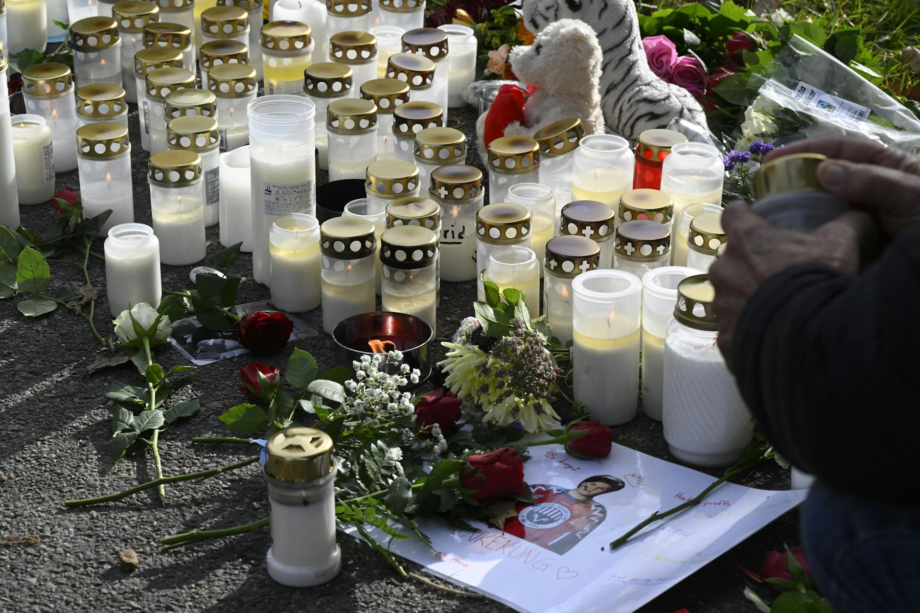 15-jähriger Henrik wurde brutal ermordet, mit 145 Messerstichen. Hunderte von Menschen nahmen Abschied von Henrik.