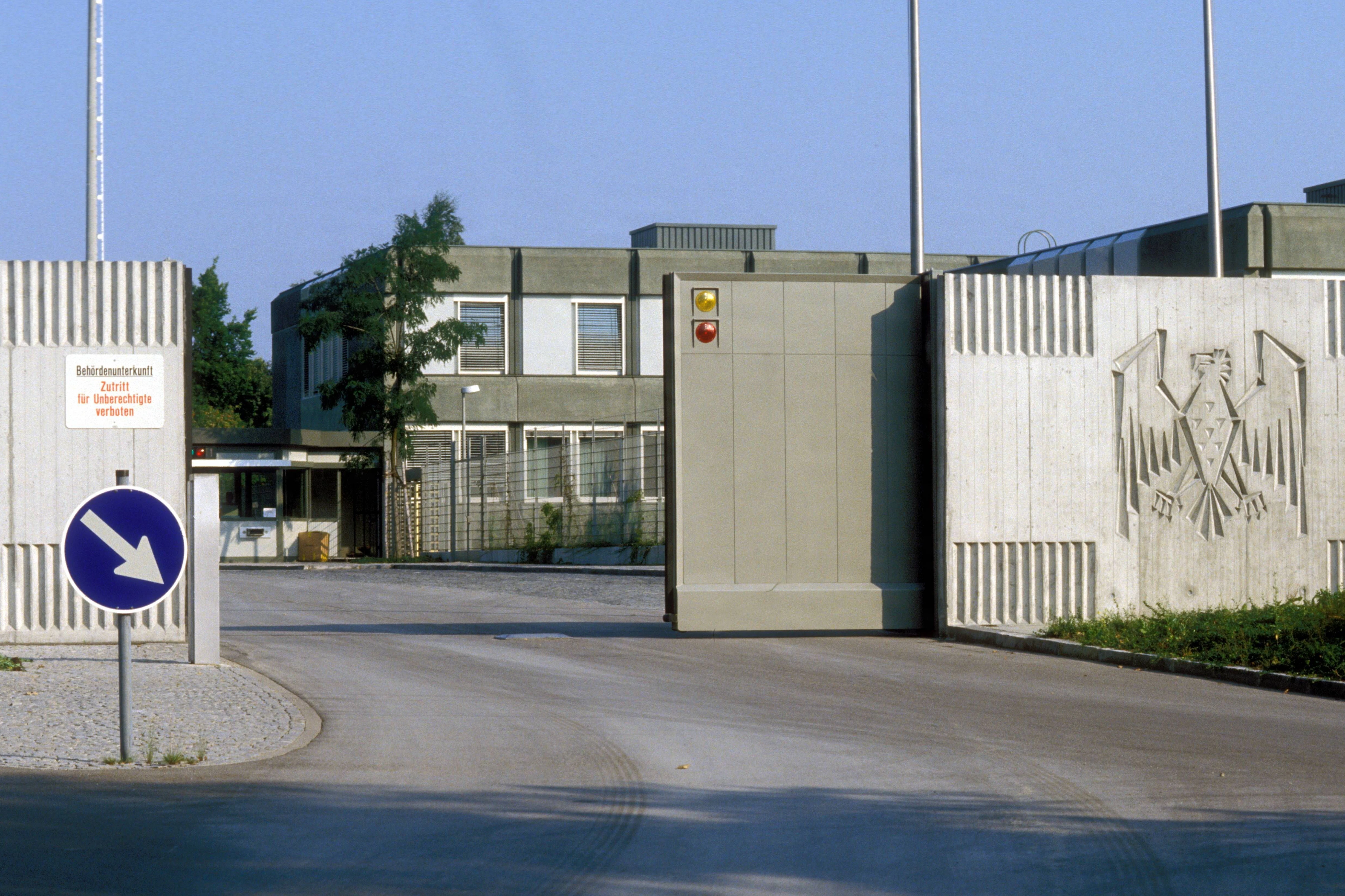 Tor zum Gelände des Bundesnachrichtendienstes in München-Pullach, 1985