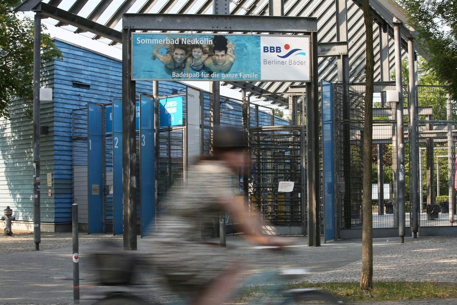 Der Eingang des Columbiabad in Berlin-Neukölln
