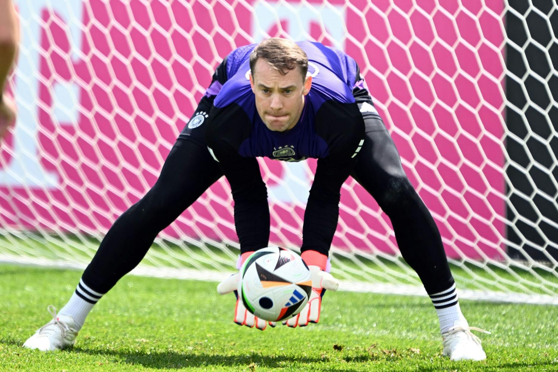dpatopbilder - Deutschlands Torwart Manuel Neuer in Aktion während des Trainings.