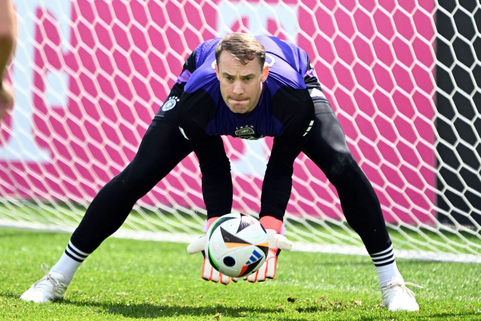 dpatopbilder - Deutschlands Torwart Manuel Neuer in Aktion während des Trainings.  