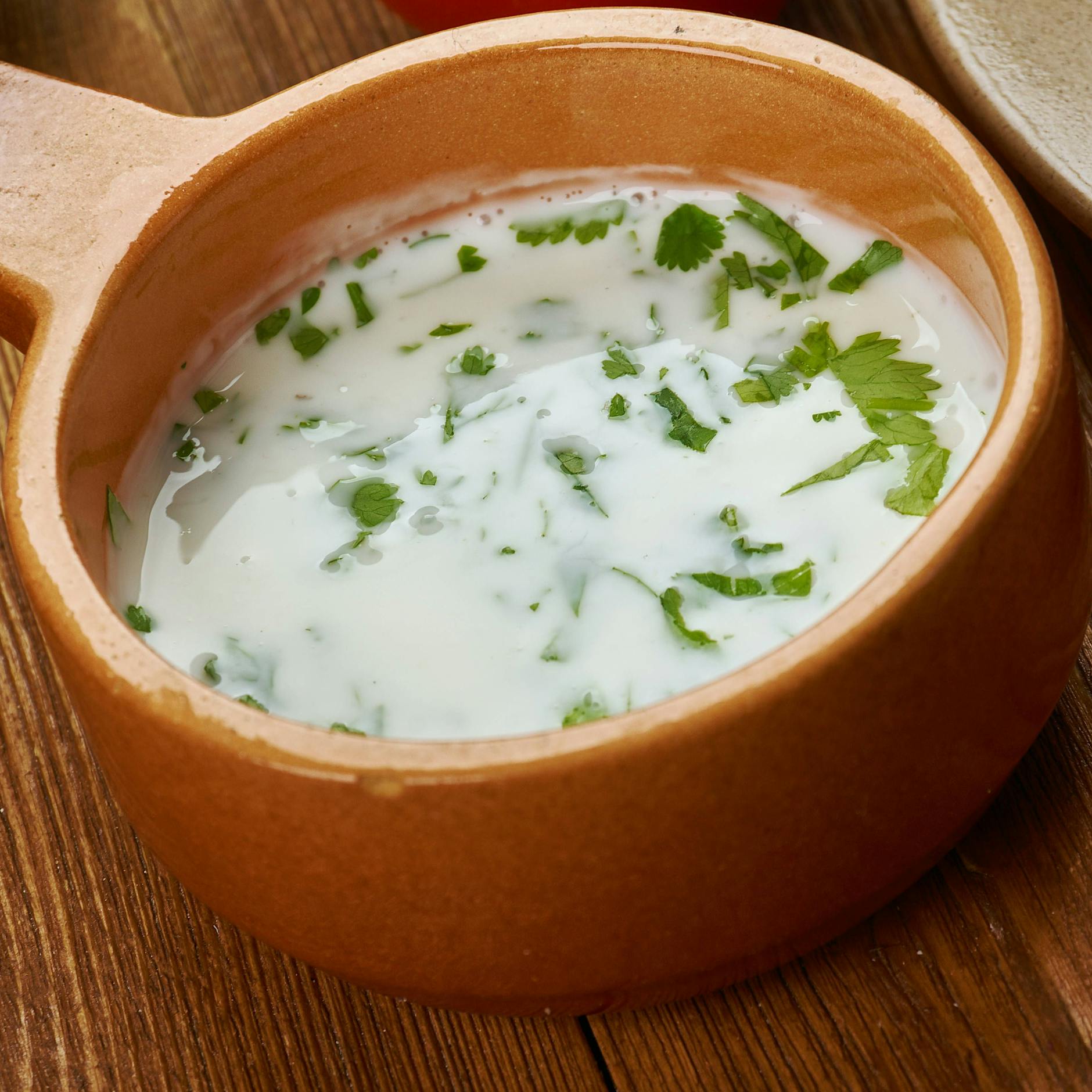 Rezept: Cremiges Joghurtdressing für Salate selbst machen – einfach und schnell!