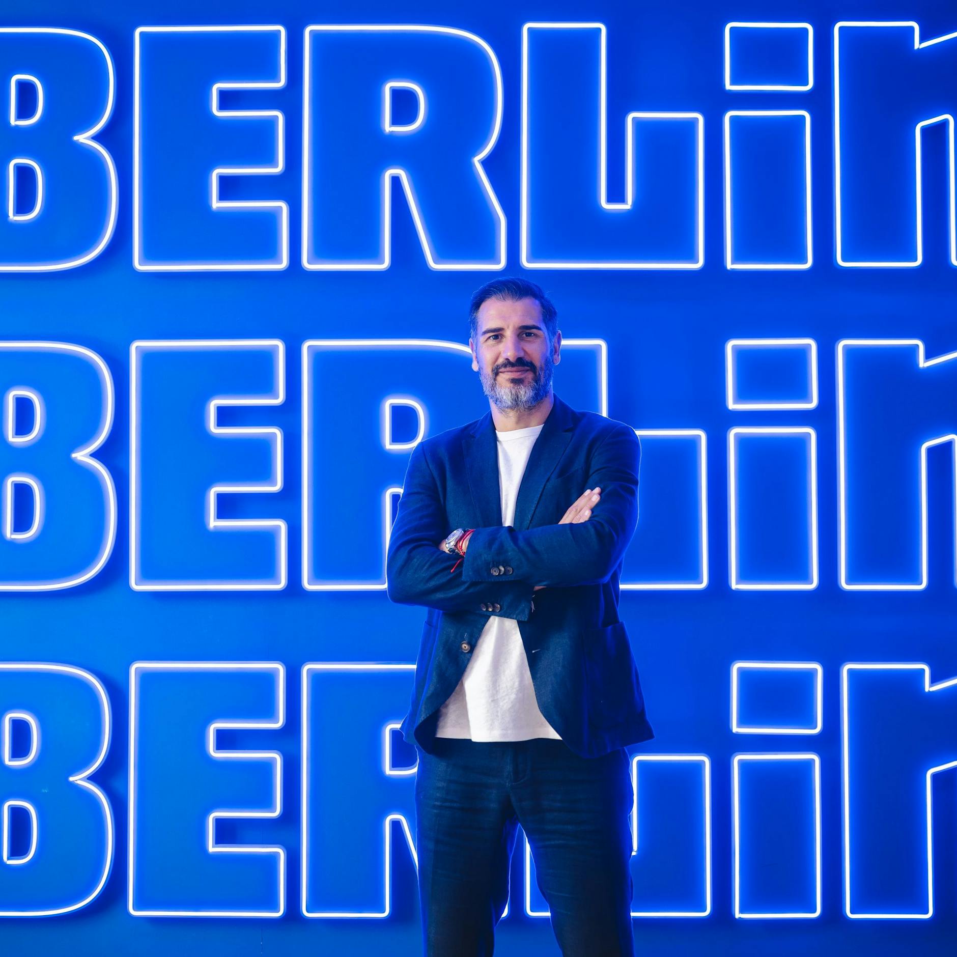 Herthas neuer Trainer unterschrieb Donnerstag einen Zwei-Jahres-Vertrag.