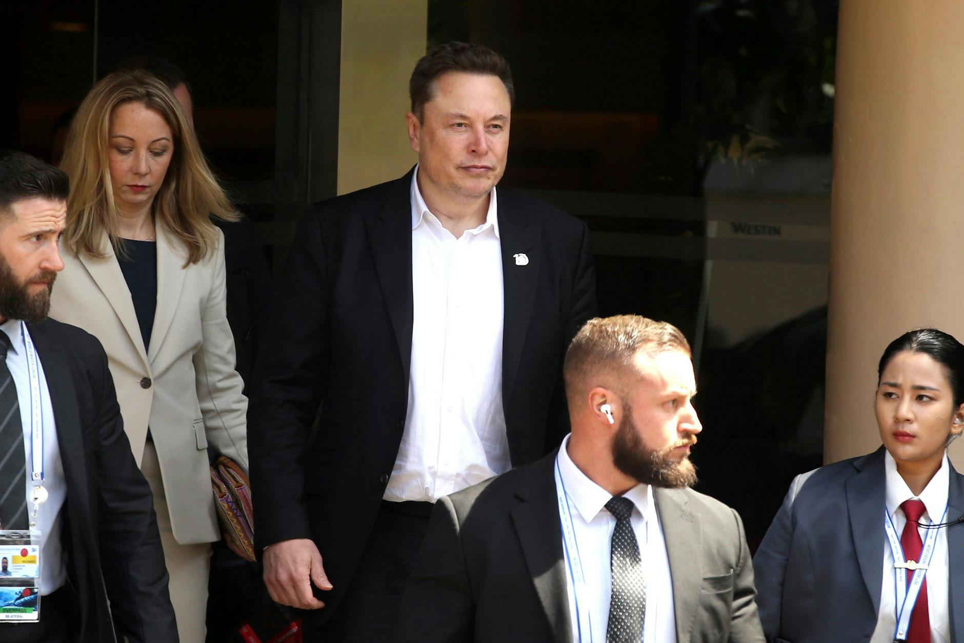 Elon Musk bei einem Besuch in Grünheide nach Protestaktionen gegen einen Erweiterungsbau bei Tesla. 