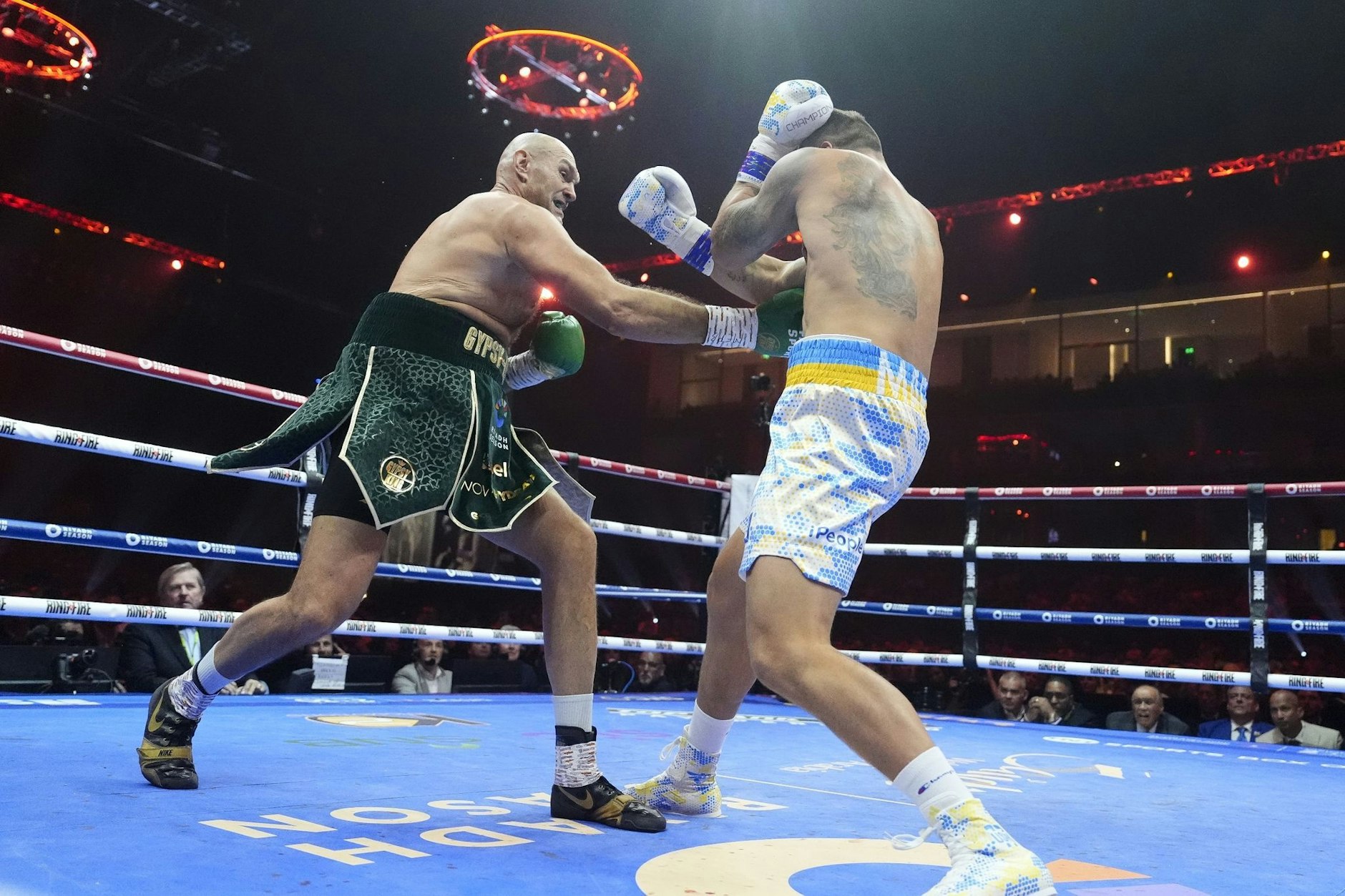 Tyson Fury (l) kämpfte gegen Oleksandr Usyk um mehrere Weltmeistertitel im Schwergewicht.  