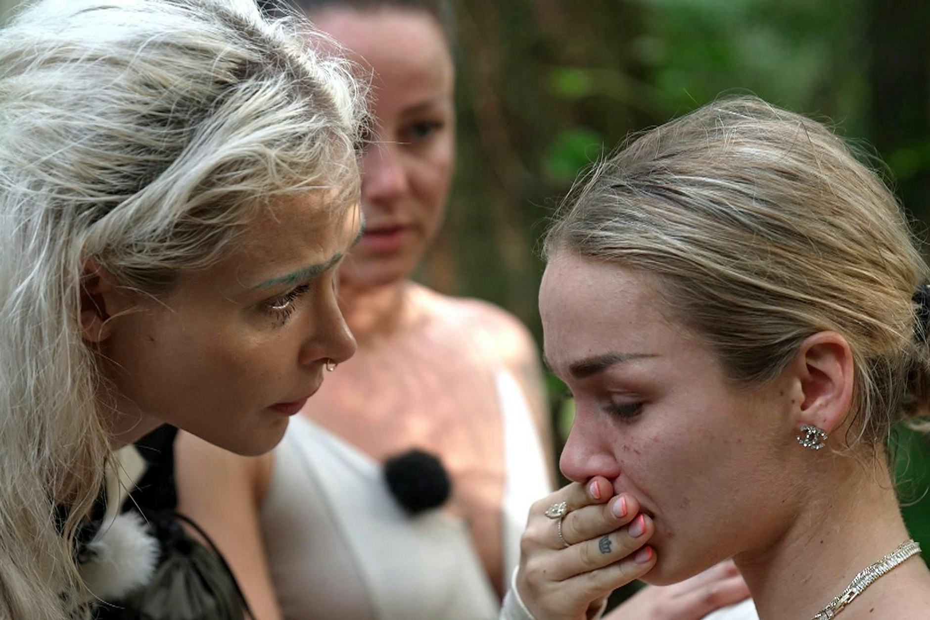 Emmy Russ kommen in Folge eins von „Reality Queens – Auf High Heels durch den Dschungel“ die Tränen.