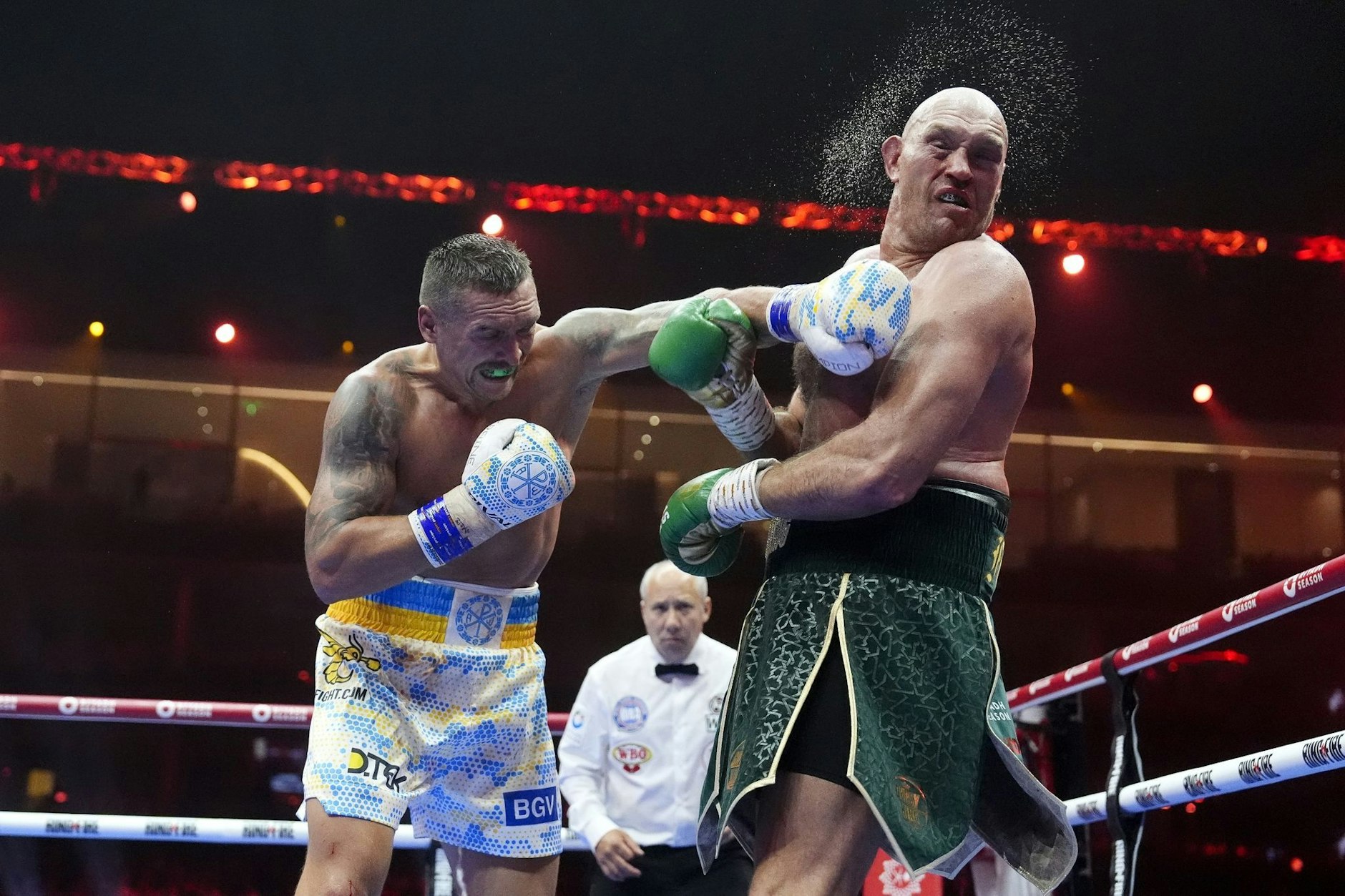 dpatopbilder - Der Ukrainer Oleksandr Usyk (l) hatte Tyson Fury am Ende der neunten Runde am Rande des Kockouts.
