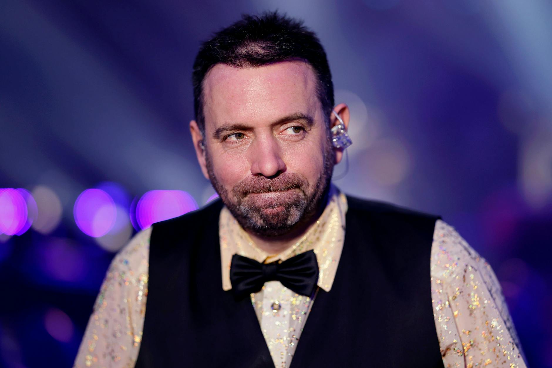 Ikke Hüftgold (Matthias Distel) will seinen Vertrieb der „Partynationalmannschaft“ nicht einstellen.