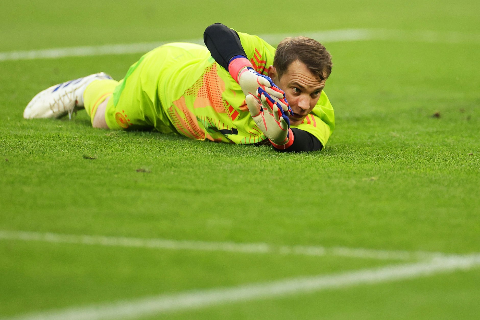 Keeper Manuel Neuer patzt auch beim 2:1 gegen Griechenland.