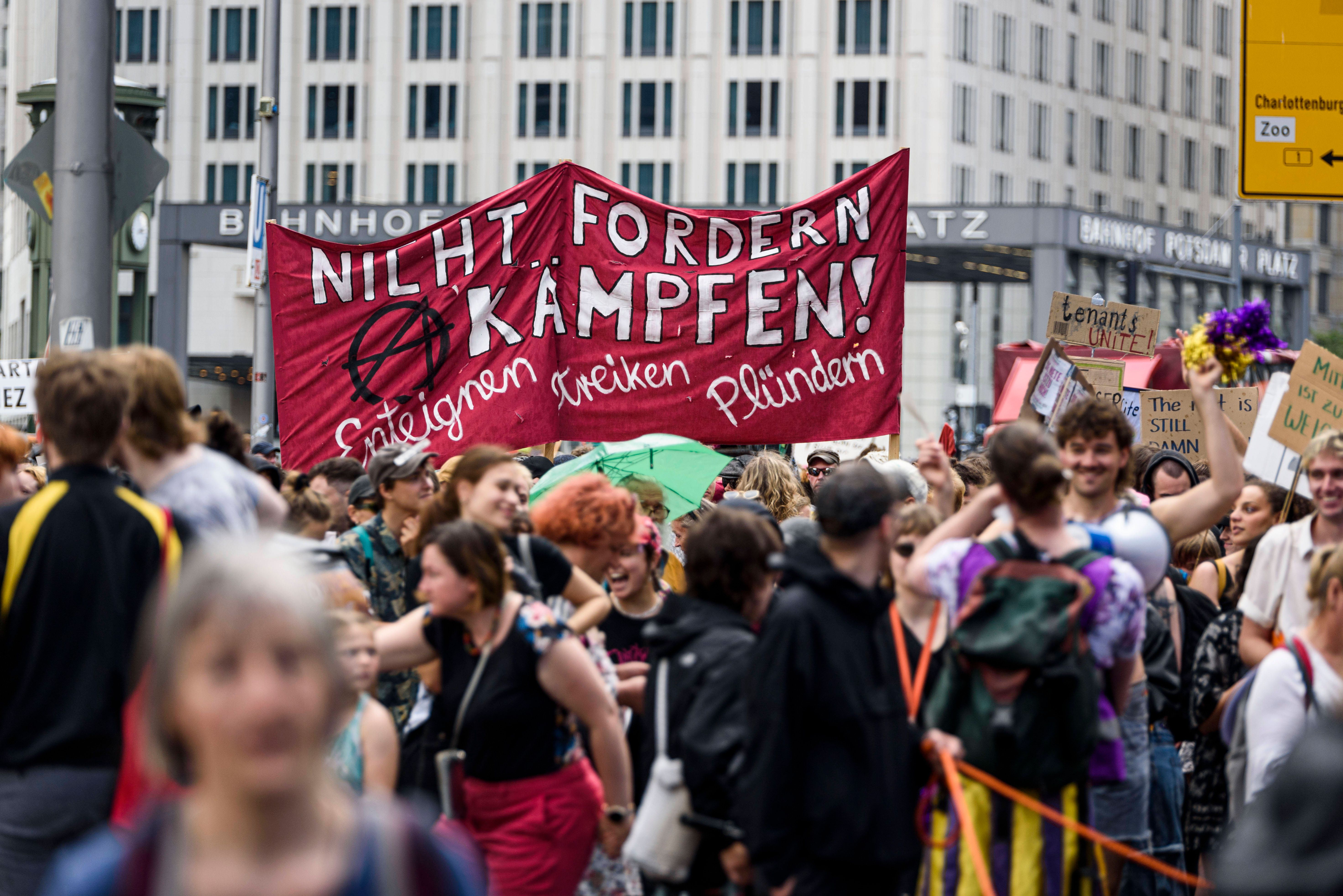 Image - Demo-Hammer: Halbe Stadt dicht! DAS müssen Autofahrer wissen