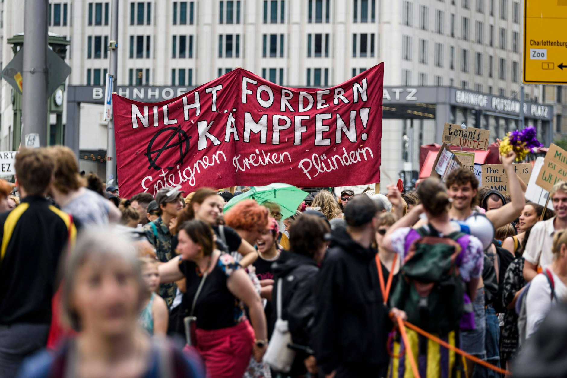 In Berlin wird jedes Wochenende demonstriert - am vergangenen Wochenende gingen etwa Tausende gegen den Mieten-Wahnsinn auf die Straße.