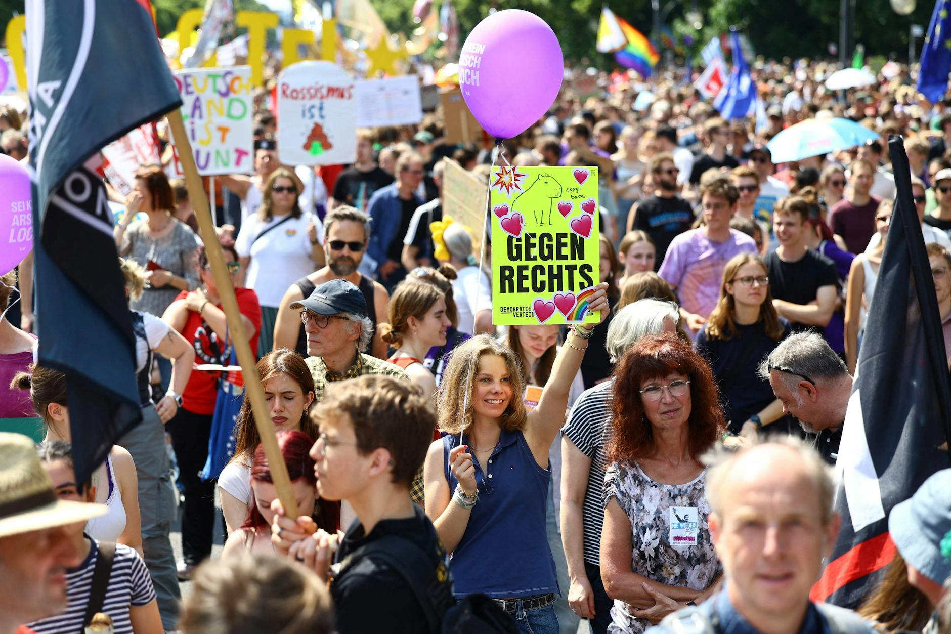 Mehrere Tausend Menschen demonstrierten in Berlin gegen Rechtsextremismus.