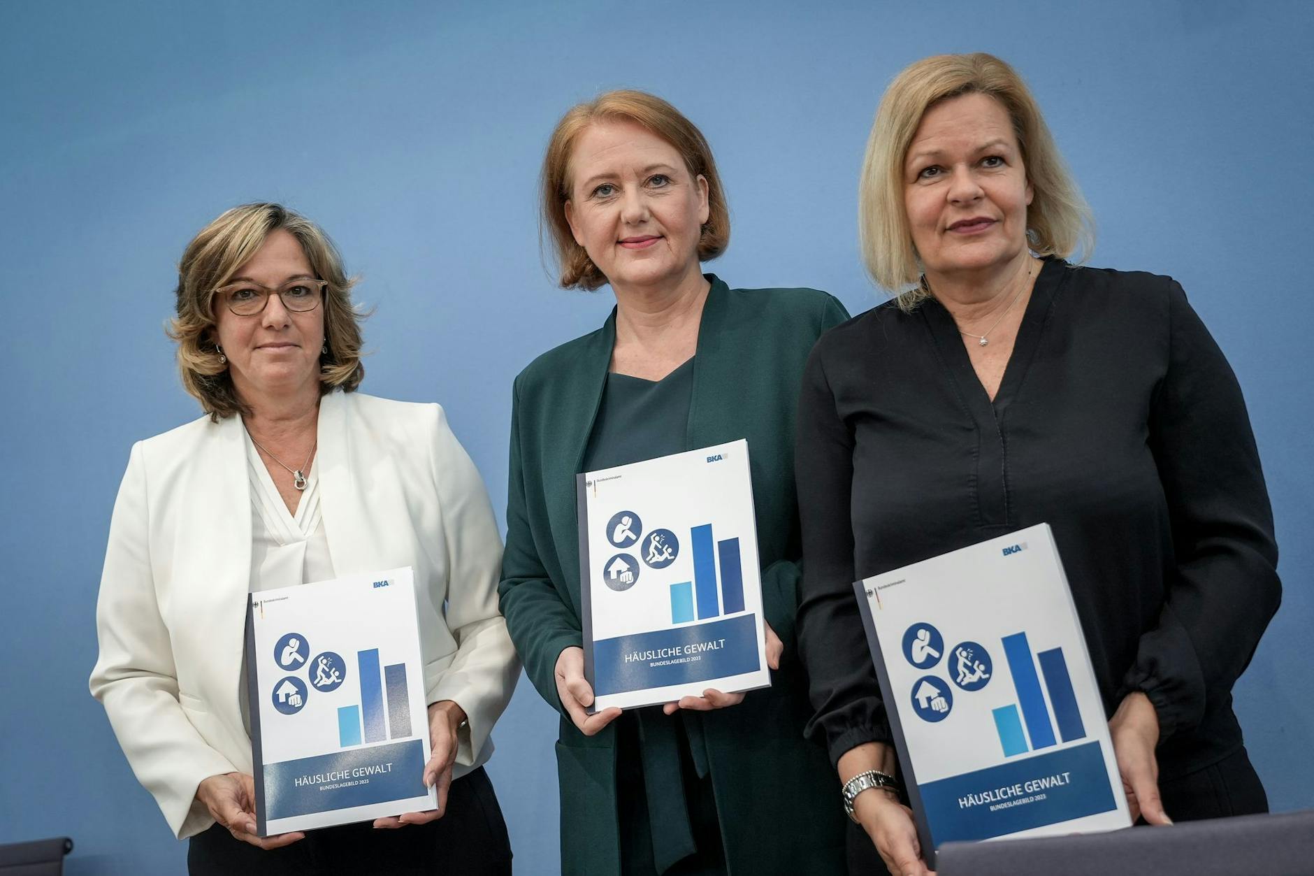 BKA-Vizepräsidentin Martina Link (l-r), Familienministerin Lisa Paus und Innenministerin Nancy Faeser stellen das «Bundeslagebild Häusliche Gewalt» vor.