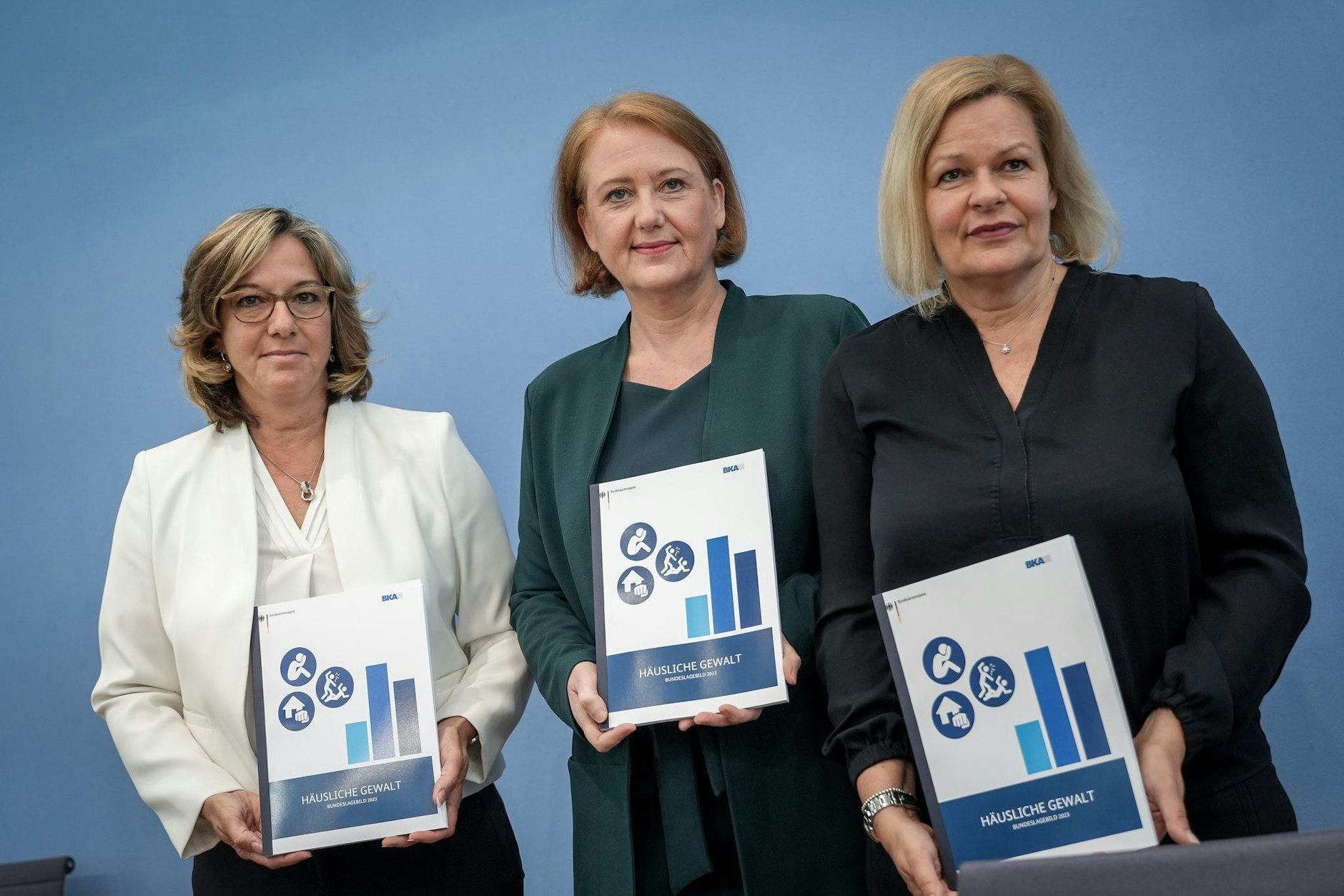 BKA-Vizepräsidentin Martina Link (l-r), Familienministerin Lisa Paus und Innenministerin Nancy Faeser stellen das «Bundeslagebild Häusliche Gewalt» vor.  