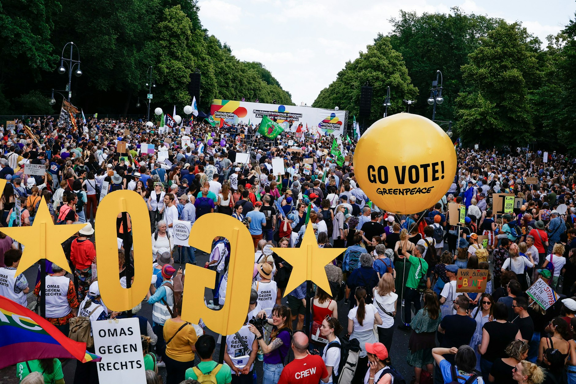 Teilnehmer demonstrieren an der Siegessäule im Tiergarten gegen Rechtsextremismus und für eine demokratische Gesellschaft.