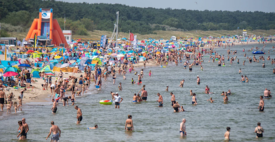 Bei sommerlichen Temperaturen ist der Strand in Zinnowitz richtig voll – auch mit Kindern. Ein Hotel nimmt jetzt nur noch Gäste ab 14 Jahren auf.