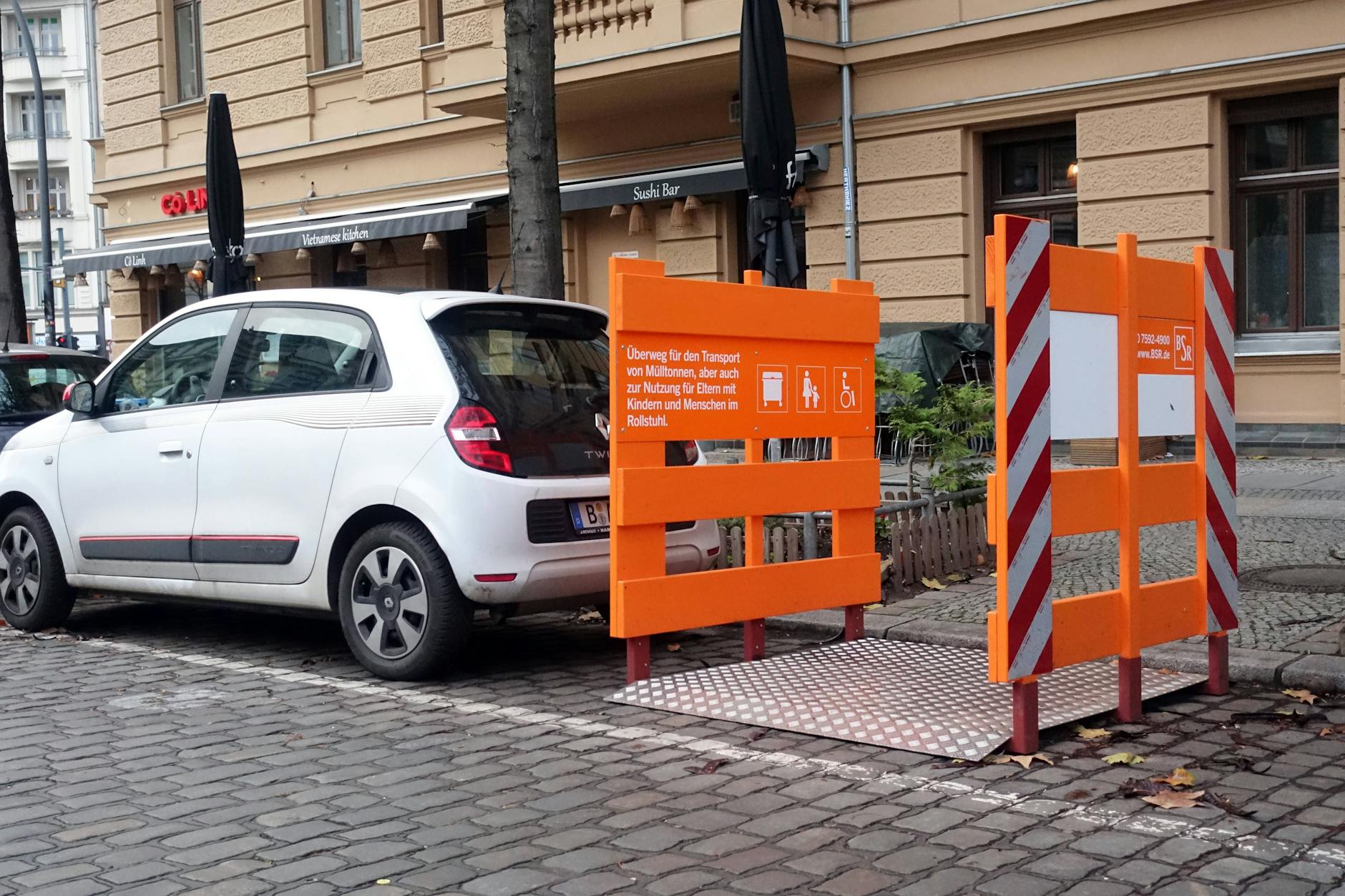Von diesen Rampen gibt es im Berliner Stadtbild immer mehr - sie erleichtern nicht nur der BSR das Leben, sondern helfen auch vielen anderen Berlinern.