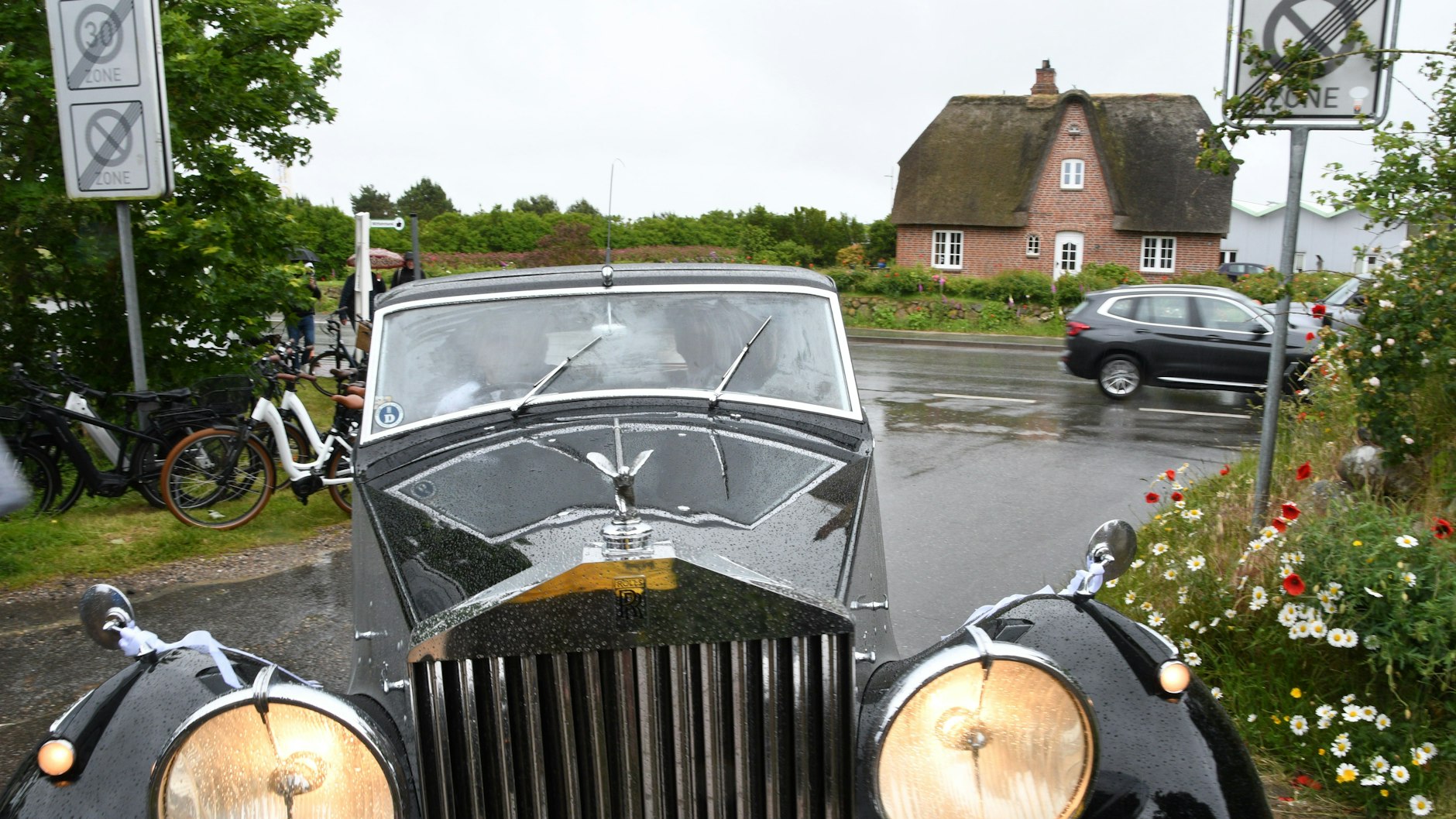 Vorfahrt im Rolls-Royce: In einem schwarzen Oldtimer fährt Bräutigam H.P. Baxxter vor der Kirche vor.