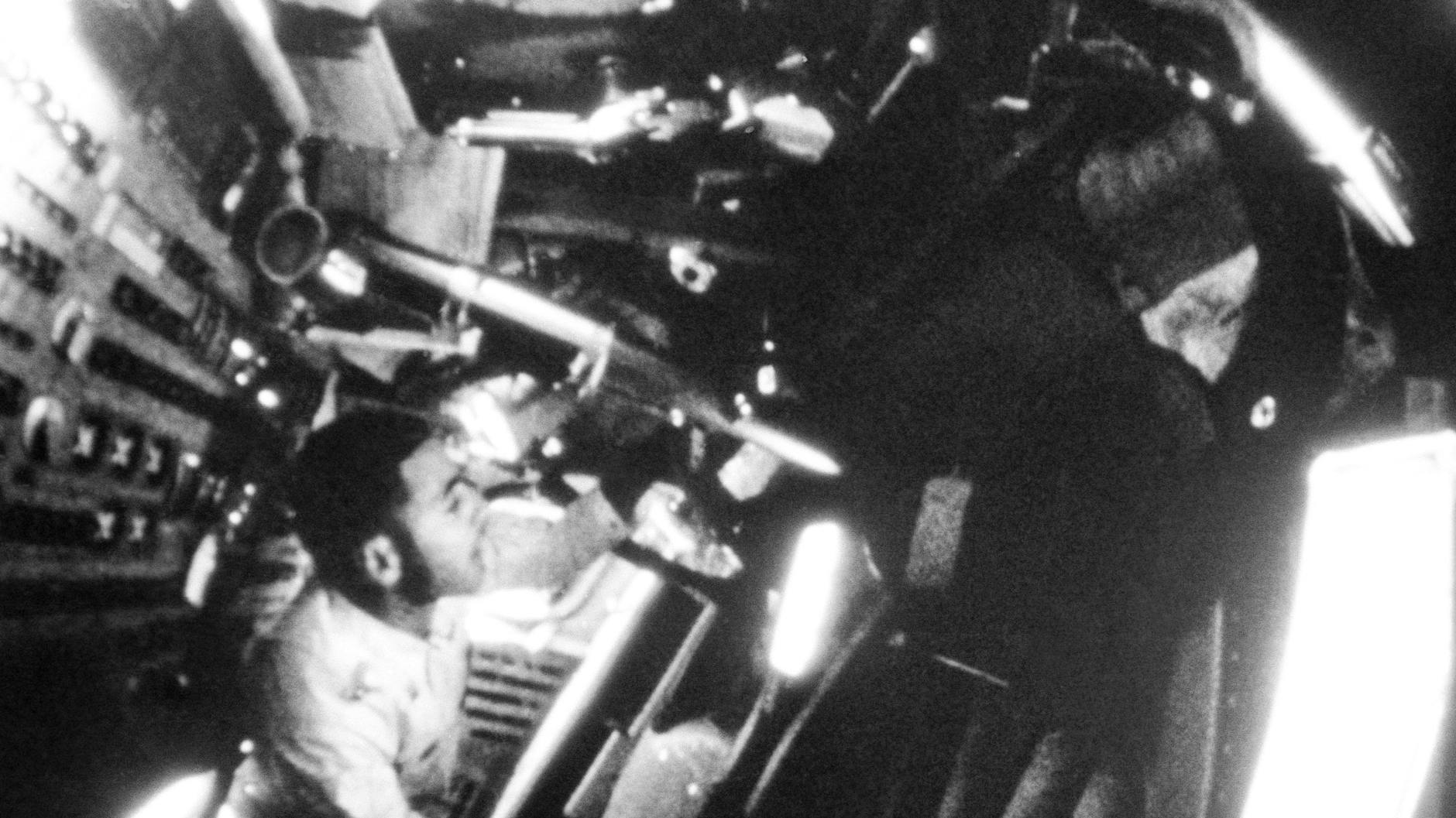 Das Foto zeigt William Anders beim Blick aus einem Fenster der Raumfähre der Apollo-8-Mission.