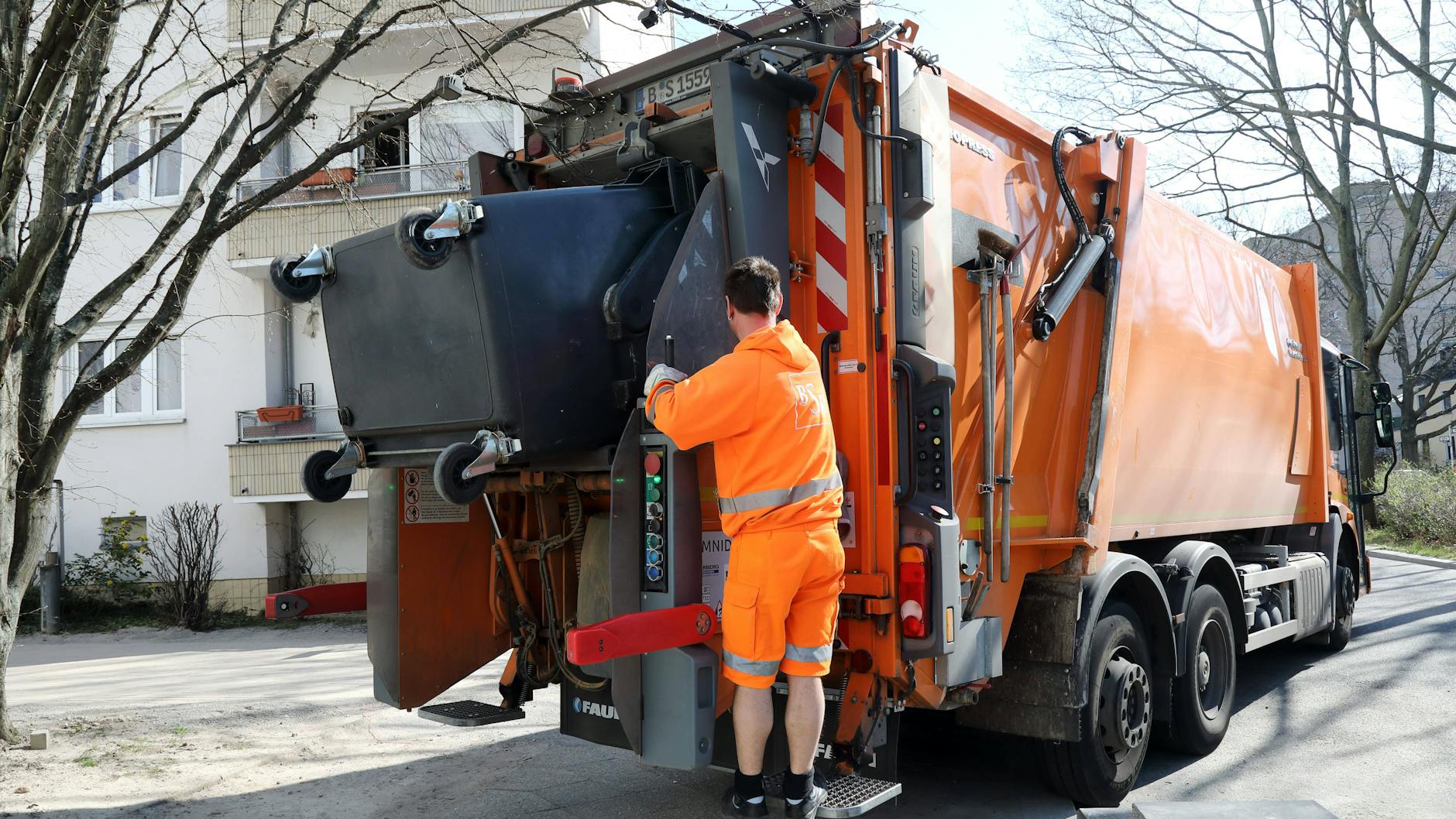 Die Rampen sollen den Mitarbeiterinnen und Mitarbeitern der BSR den Zugang zu den Mülltonnen erleichtern.